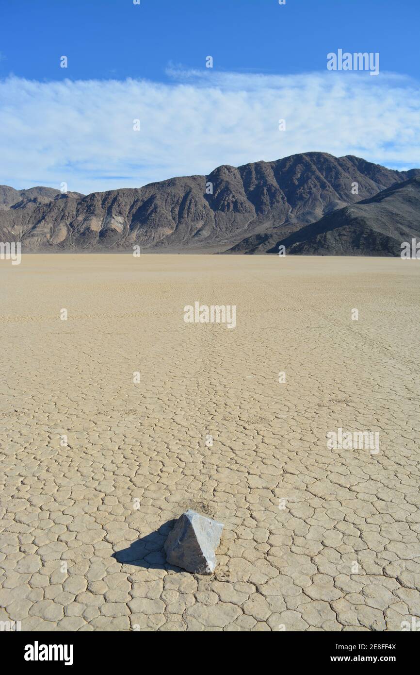 Segelfelsen verlassen einen langen Weg in der Wüste von Die Rennstrecke Playa markiert den Weg von einem der Geheimnisvolle bewegte Felsen im Death Valley Nation Stockfoto