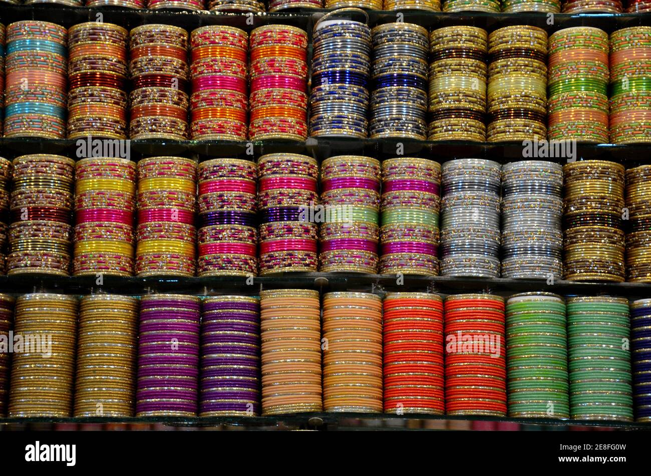 Farbenfrohe Glas- und Metallgelangle im Regal Clifton Karachi Pakistan Stockfoto