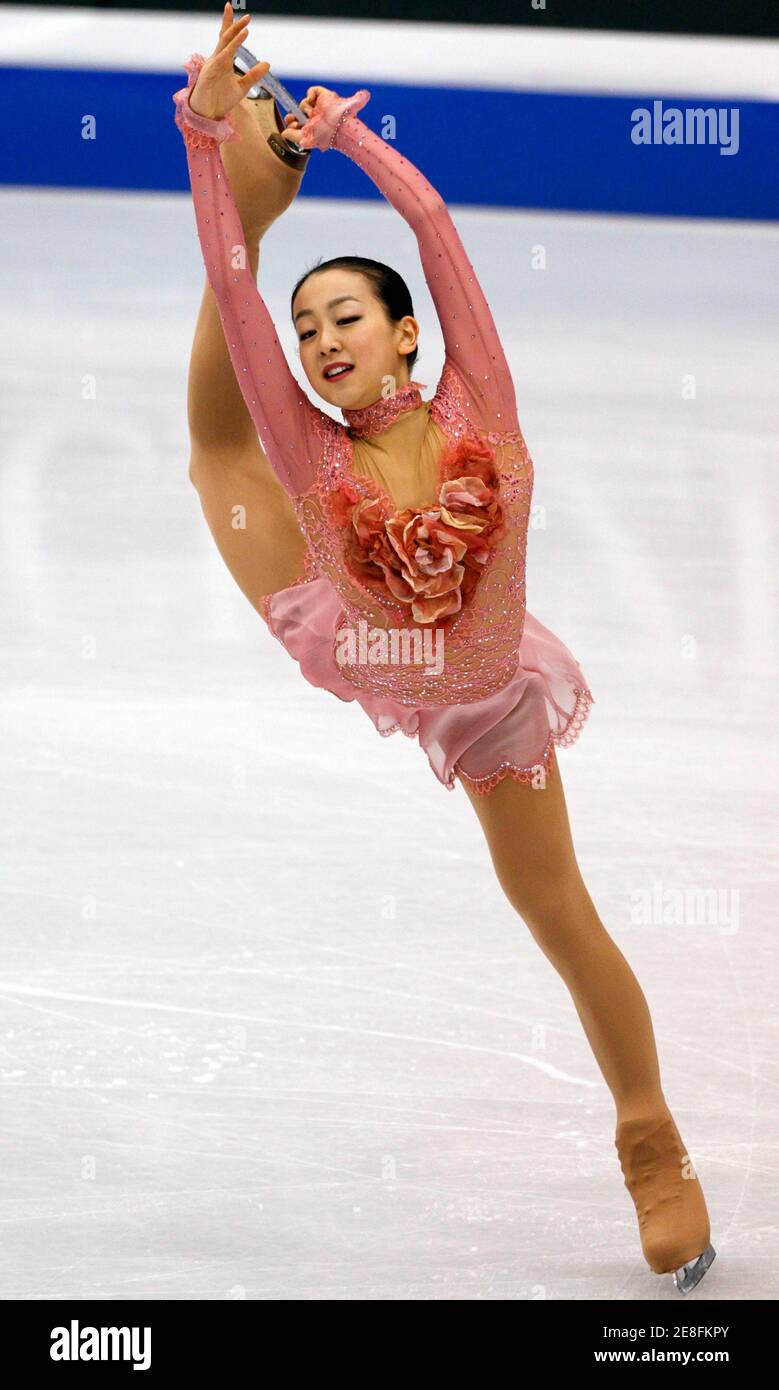 Mao Asada aus Japan tritt beim Damen-Kurzprogramm-Wettbewerb bei den ISU Four Continents Figure Skating Championships in Jeonju, südlich von Seoul, am 27. Januar 2010 auf. REUTERS/Jo Yong-Hak (SÜDKOREA - Tags: EISKUNSTLAUF) Stockfoto