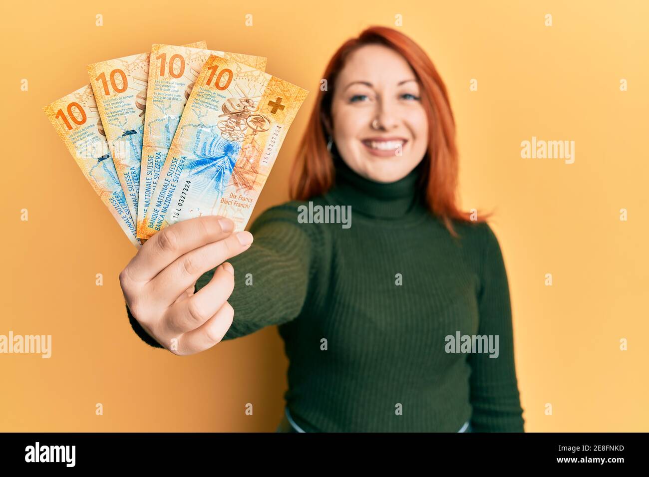 Sch ne Rothaarige Frau Mit 10 Schweizer Franken Banknoten Die Positiv sch-ne-rothaarige-frau-mit-10-schweizer-franken-banknoten-die-positiv