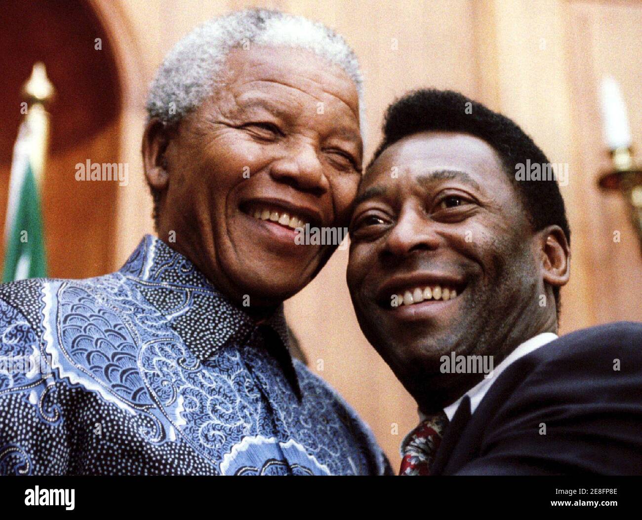 Präsident Nelson Mandela (L) und der weltweit berühmtesten Fußballer Pele Lächeln für die Fotografen bei Union Buildings März 24. Pele, der brasilianische Minister für Sport ist, ist in dem Land einen Besuch vom brasilianischen WM-Team zu organisieren. REUTERS / Juda Ngwenya Stockfoto