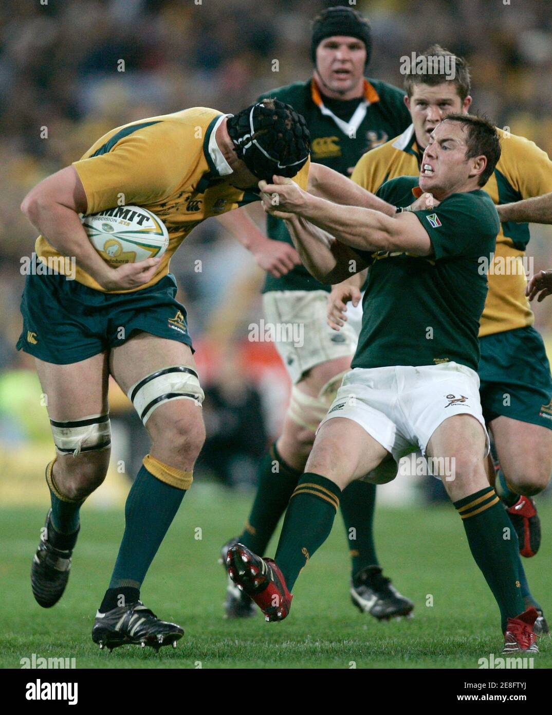 Südafrikas Butch James (R) befasst sich mit Australiens Daniel Vickerman (L) durch die Kopfbedeckung während ihrer Tri-Nations Rugby union Testspiel in Sydney 5. August 2006.  REUTERS / Willen Burgess (Australien) Stockfoto