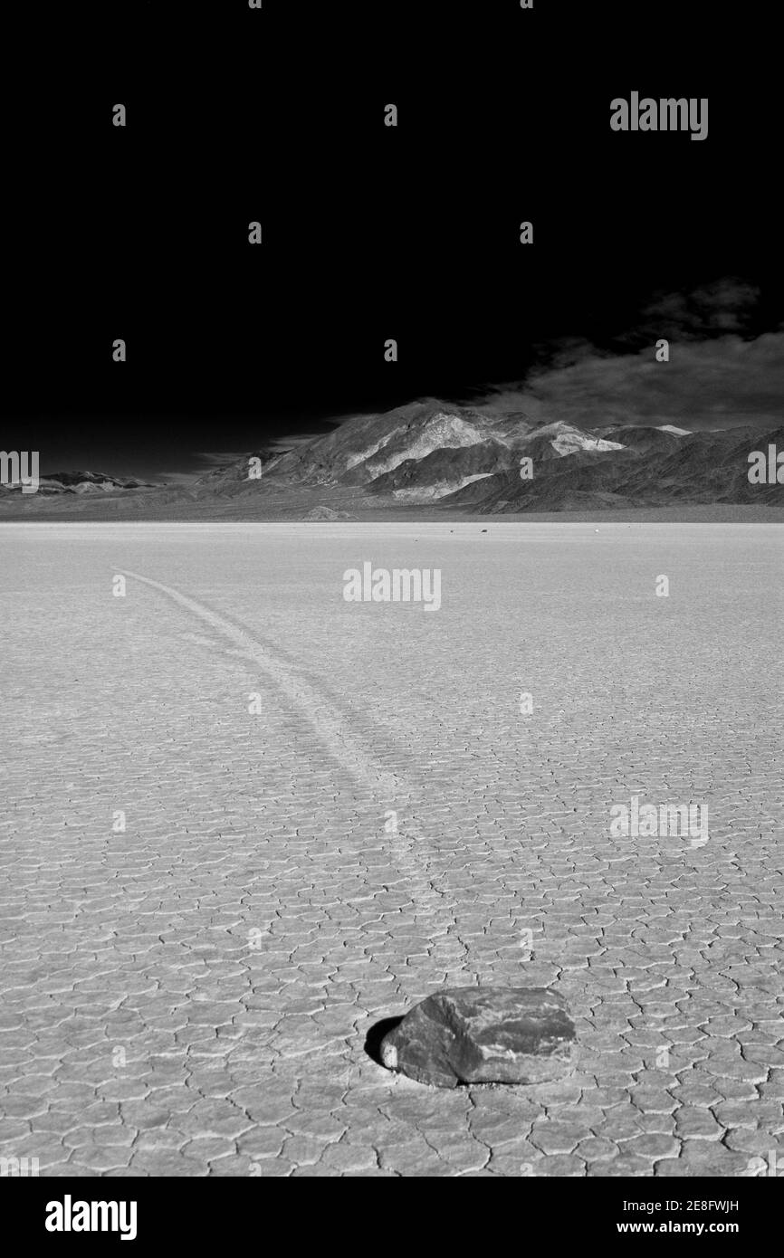 Segelfelsen verlassen einen langen Weg in der Wüste von Die Rennstrecke Playa markiert den Weg von einem der Geheimnisvolle bewegte Felsen im Death Valley Nation Stockfoto