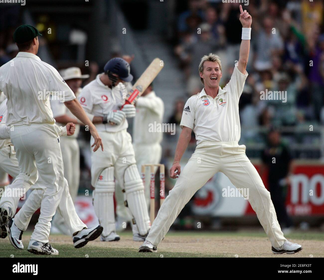 Der australische Brett Lee (R) reagiert darauf, dass er am dritten Tag des dritten Ashes-Cricket-Tests in Perth am 16. Dezember 2006 das Wicket des englischen Opener Andrew Strauss (2nd-L) für eine Ente nimmt. MOBILE OUT, NUR REDAKTIONELLE VERWENDUNG REUTERS/WILL BURGESS (AUSTRALIEN) Stockfoto