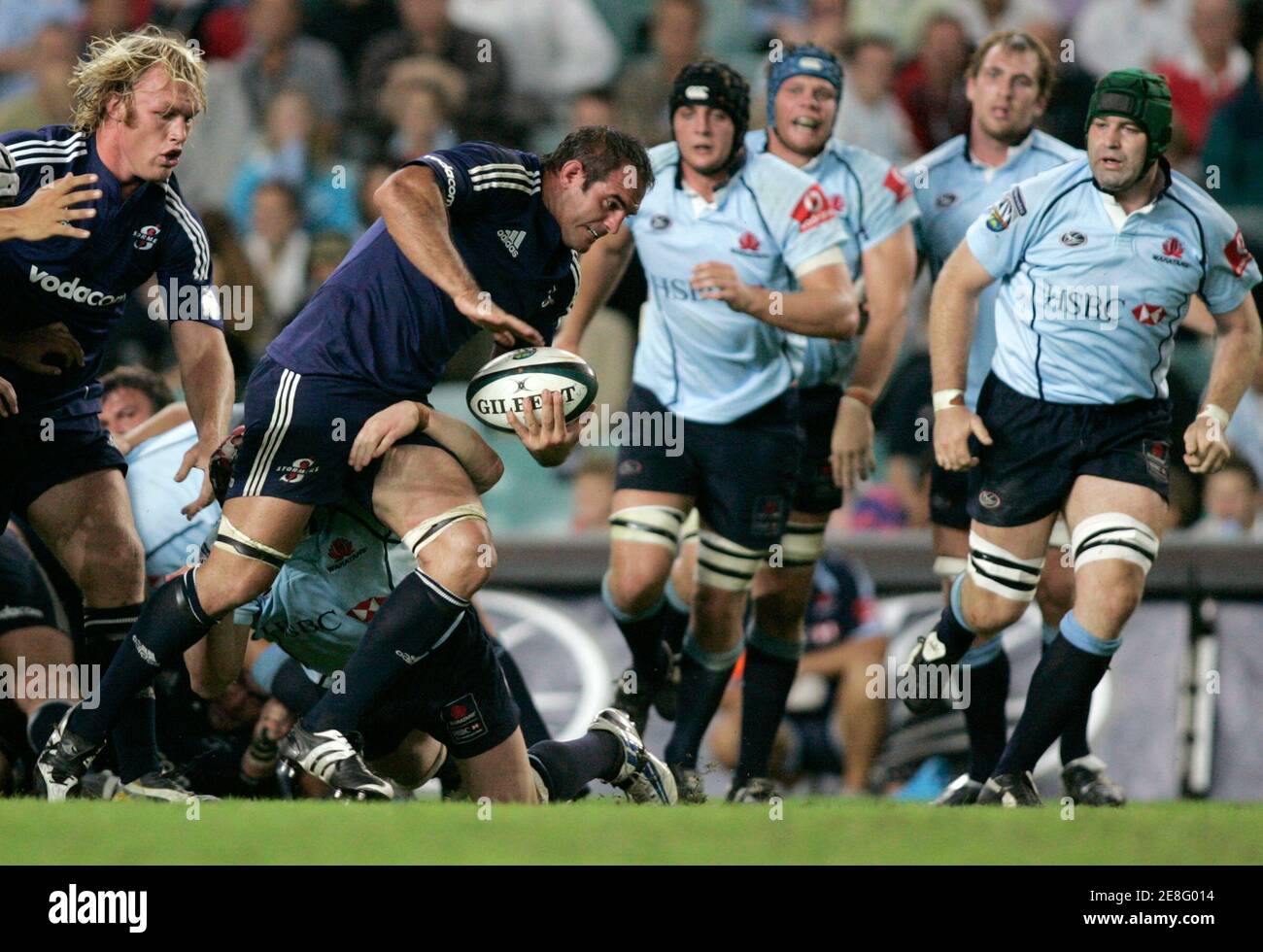 Justin Melck von Stormers aus Südafrika (2 L) wird ergänzt durch Teamkollegen Schalk Burger (L) er nach vorne aus der Waratahs Australien während ihrer Super 14-Rugby-union-Spiel in Sydney 17. März 2007 nimmt auf. REUTERS / Willen Burgess (Australien) Stockfoto