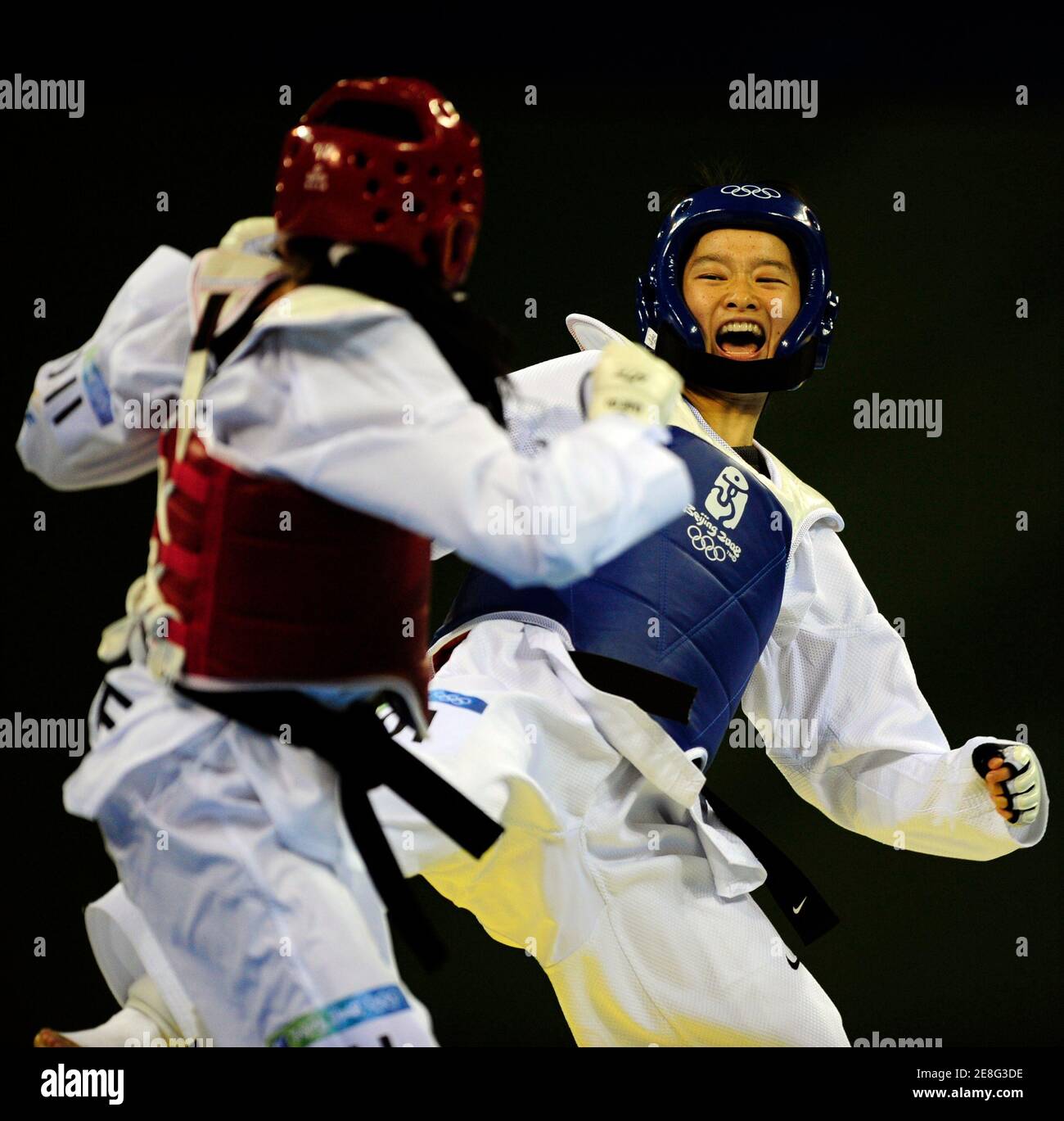 Wu Jingyu (blau) von China kämpft Hanna Zajc von Schweden während der Frauen -49kg Taekwando Wettbewerb bei den Olympischen Spielen in Peking 2008 20. August 2008. REUTERS/Desmond Boylan (CHINA) Stockfoto