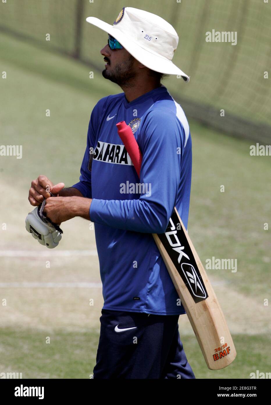 Indiens Harbhajan Singh setzt auf einen Handschuh, bevor Batting während des Trainings an der Adelaide Oval 23. Januar 2008 vor der vierten Cricket Test gegen Australien voraussichtlich Donnerstag beginnen. Australien führt die Reihe 2: 1. REUTERS / Willen Burgess (Australien) Stockfoto