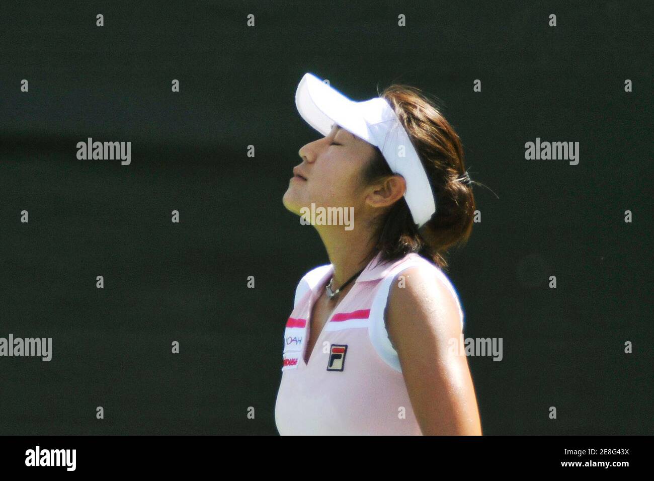 Japans Akiko Morigami reagiert während ihr Match gegen Katarina Srebotnik Sloweniens am ersten Tag des WTA Dubai Tennis Championships 25. Februar 2008. REUTERS/Jumana El Heloueh (Vereinigte Arabische Emirate) Stockfoto