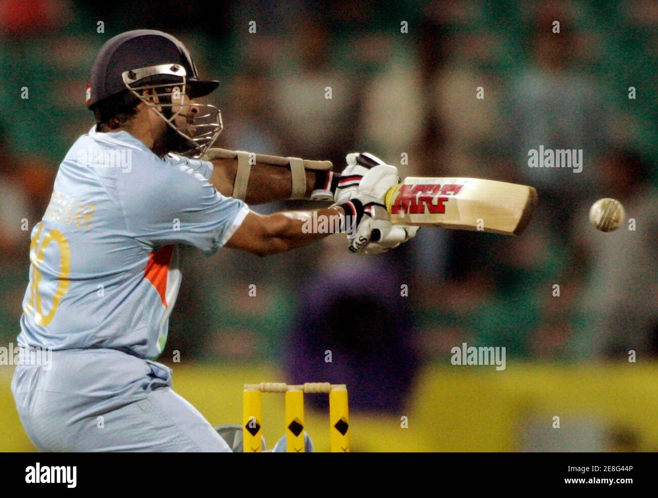 Indiens Sachin Tendulkar trifft eine Grenze ab der Bowling Australiens James Hoffnungen, wie er Indien gewinnen das erste Finale des Tri-Serie eintägigen internationalen Cricket Spiele in Sydney 2. März 2008 führt. REUTERS / Willen Burgess (Australien) Stockfoto