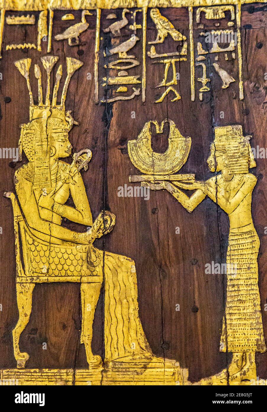 Ägypten, Kairo, Ägyptisches Museum, aus dem Grab von Yuya und Thuya in Luxor : Holzstuhl, mit verputzten und vergoldeten Dekorationen. Stockfoto