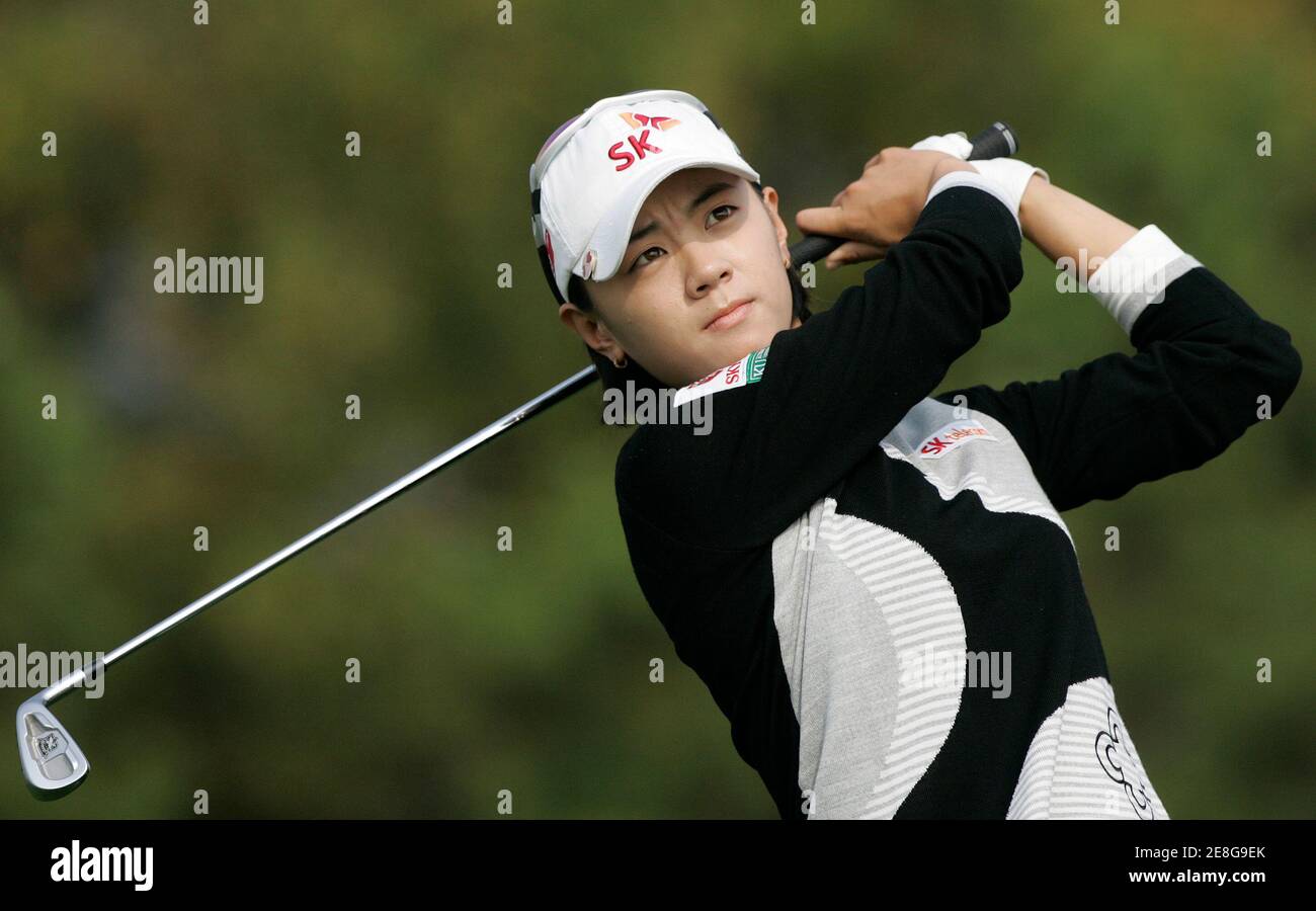 Choi Na-yeon aus Südkorea schlägt am 3. Loch während der ersten Runde des LPGA HanaBank-Kolon Championship Golf Turniers auf dem Sky72 Golf Club Ocean Course in Incheon, westlich von Seoul, ab, 30. Oktober 2009. REUTERS/Jo Yong-Hak (SÜDKOREA SPORTGOLF) Stockfoto