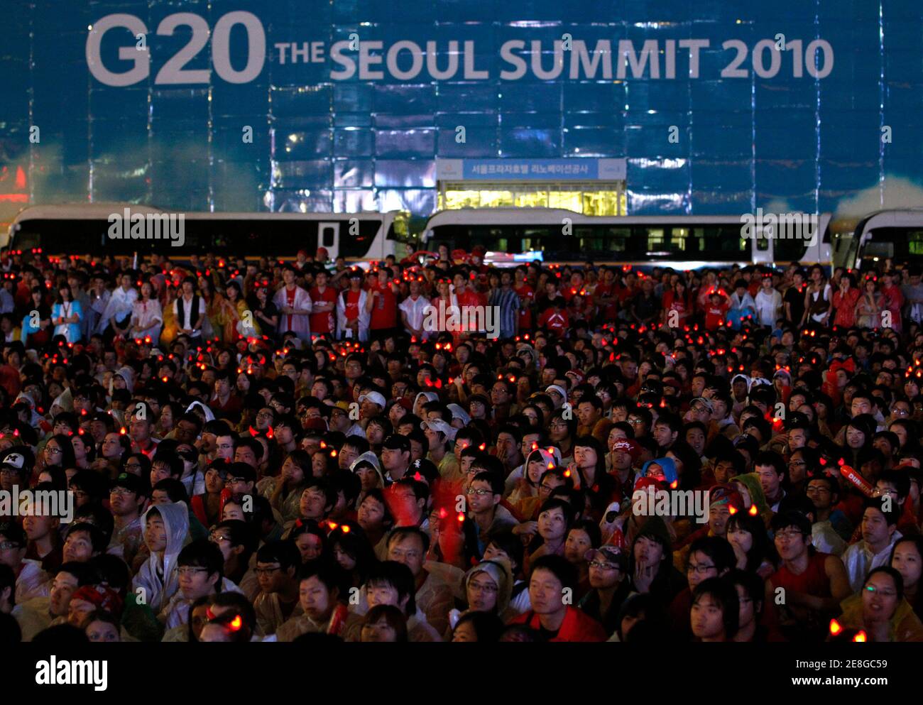 Südkoreanische Fans sehen eine Live-TV-Übertragung des Fußballweltcups 2010 gegen Uruguay in Südafrika, auf der Seoul City Hall Plaza 27. Juni 2010. Uruguay gewann 2:1. REUTERS/Jo Yong-Hak (SÜDKOREA - Tags: FUSSBALL-WELTMEISTERSCHAFT) Stockfoto
