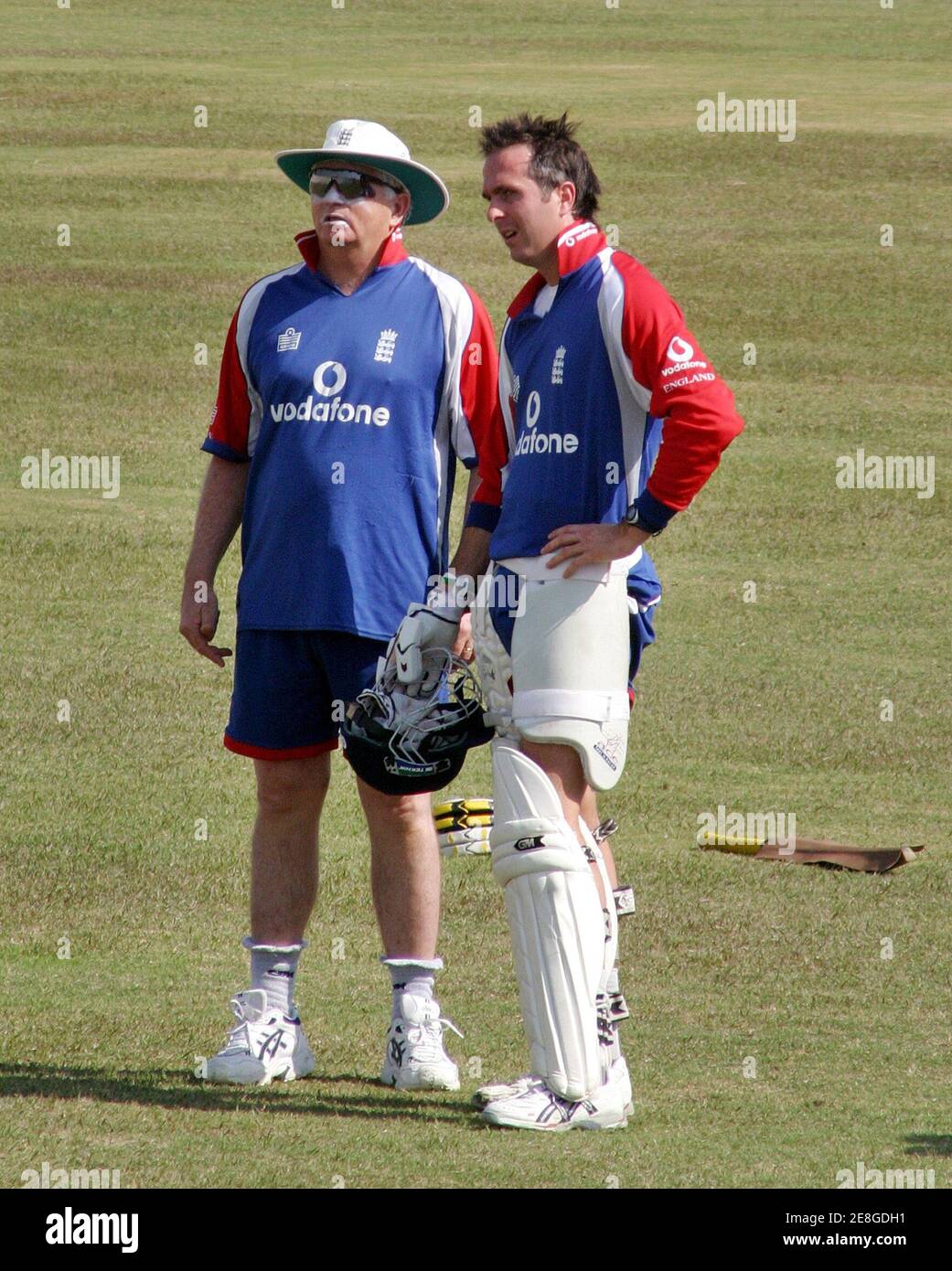 England Kapitän Michael Vaughan (R) spricht mit Trainer Duncan Fletcher während einer Trainingseinheit in Rawalpindi 28. Oktober 2005. England spielt drei Tests und fünf eintägige Internationals in Pakistan. Der erste Test beginnt am 12. November in Multan. REUTERS/Faisal Mahmood Stockfoto