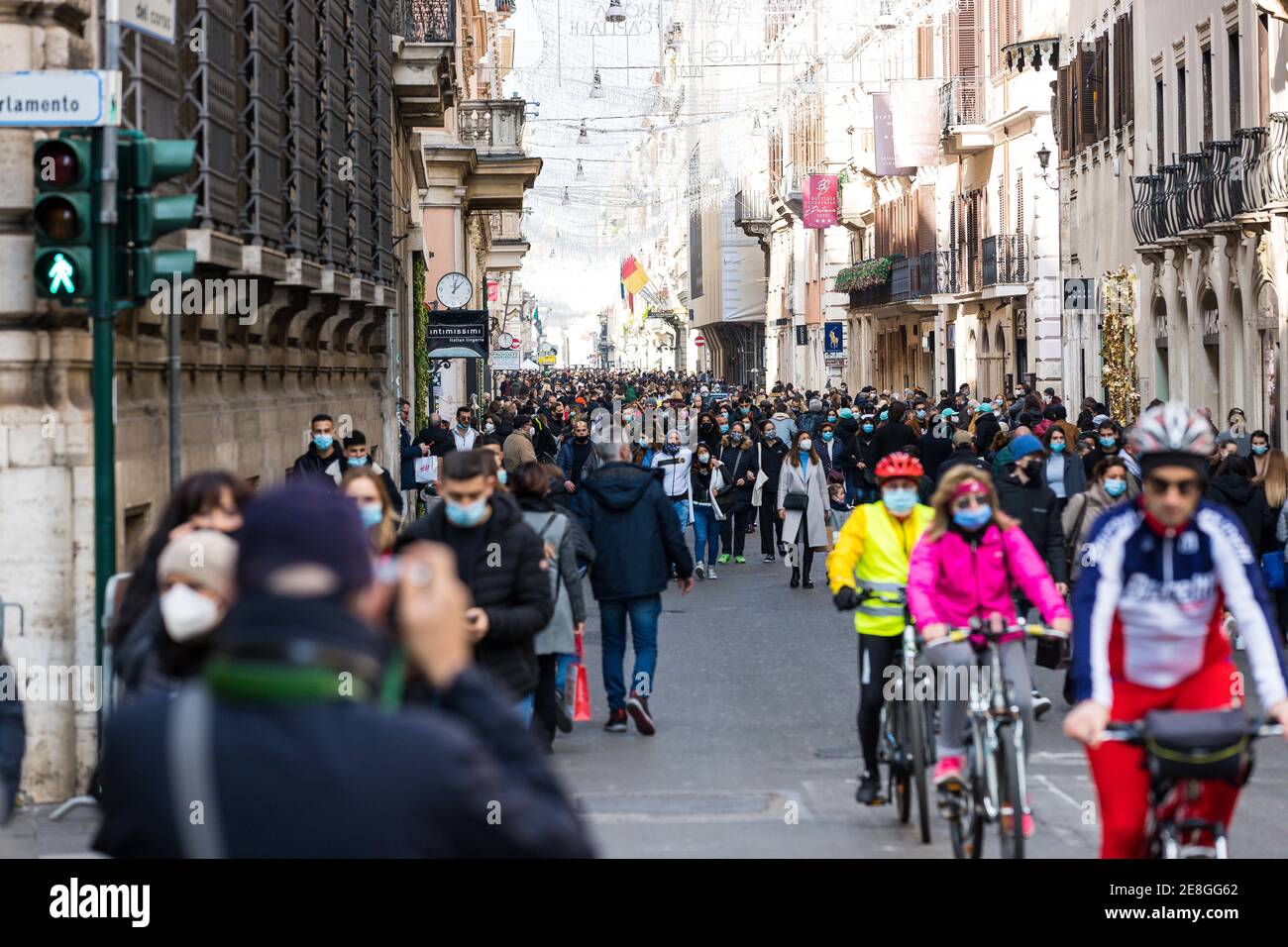 Foto aufgenommen in Rom in der Via del Corso während der Einschränkungen der Menschenverdrängung aufgrund von Covid-19 Stockfoto