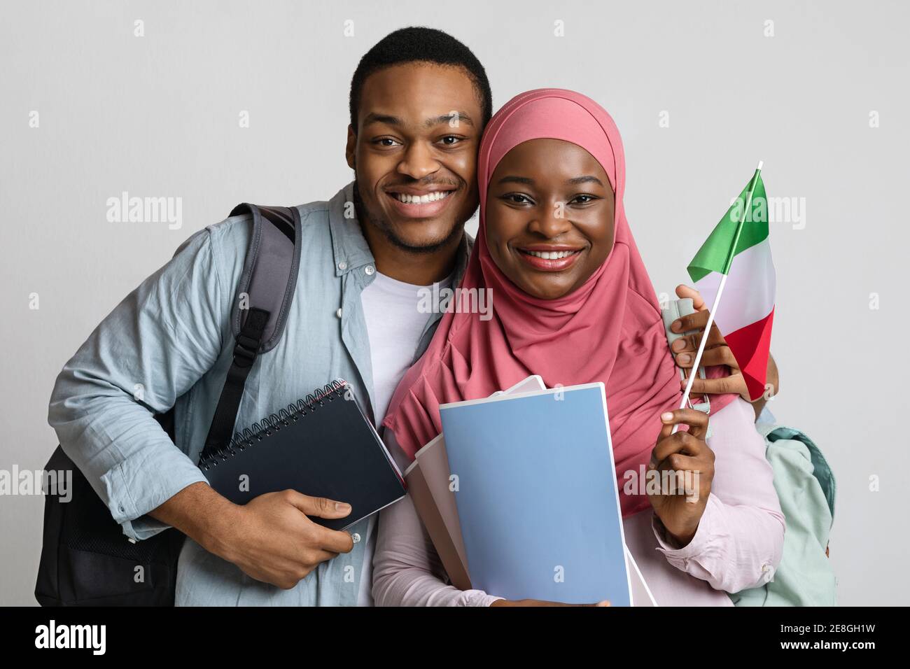 Nahaufnahme eines schwarzen muslimischen Studentenpaares mit italienischer Flagge Stockfoto