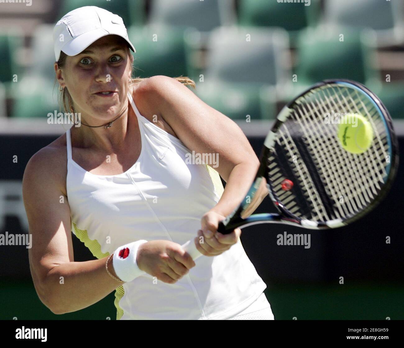 Olga Savchuk der Ukraine trifft eine Rückkehr gegen Elena Vesnina Russlands während der Australian Open Tennisturnier in Melbourne 20. Januar 2006. REUTERS/Claro Cortes IV Stockfoto