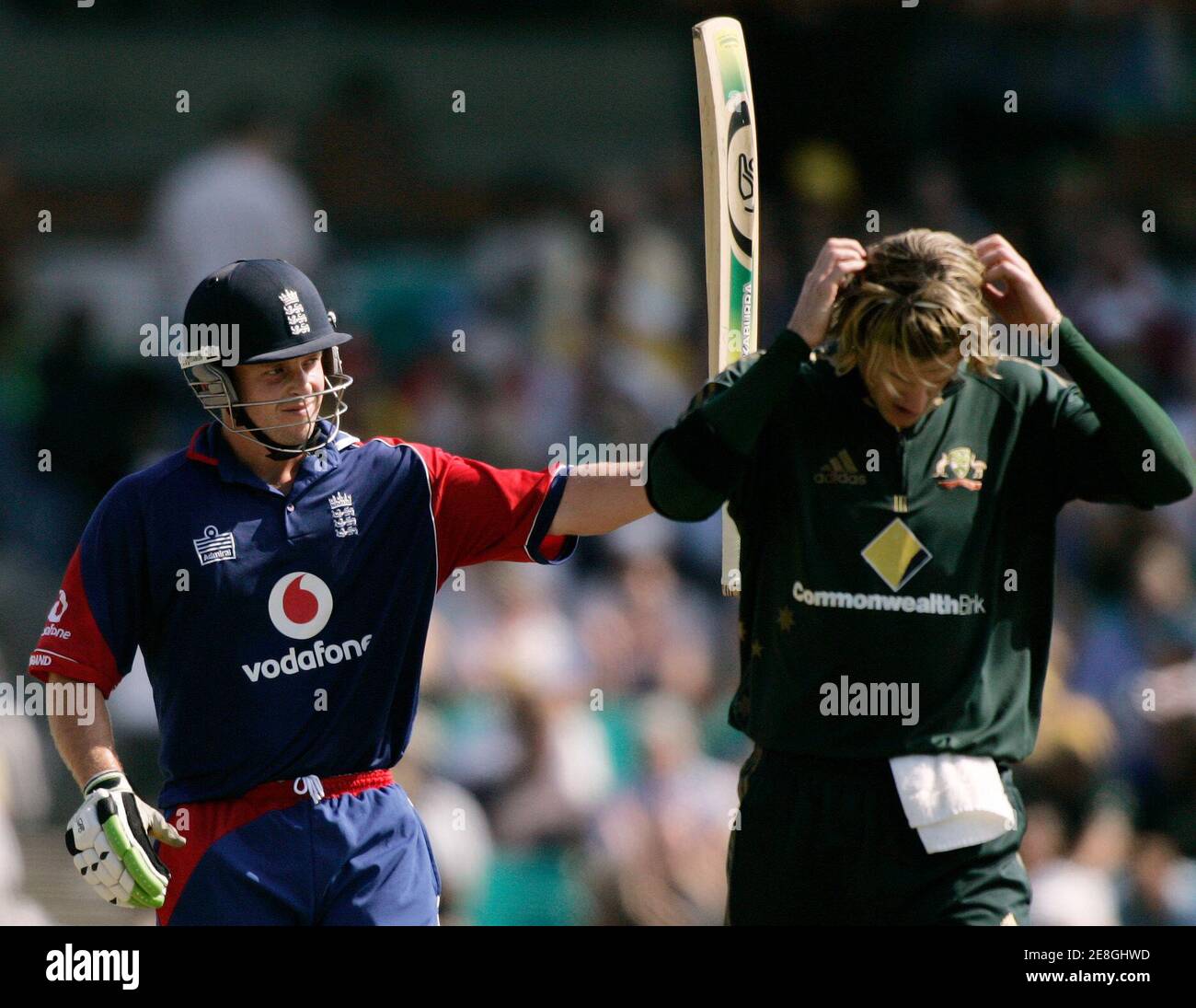 Ed Joyce (L) aus England würdigt seine Teamkollegen, nachdem er 50 Läufe gemacht hat, als der Australier Nathan Bracken seine Haare während eines eintägigen internationalen Cricket-Spiels zwischen Australien und England in Sydney am 2. Februar 2007 anpasst. REUTERS/will Burgess (AUSTRALIEN) Stockfoto