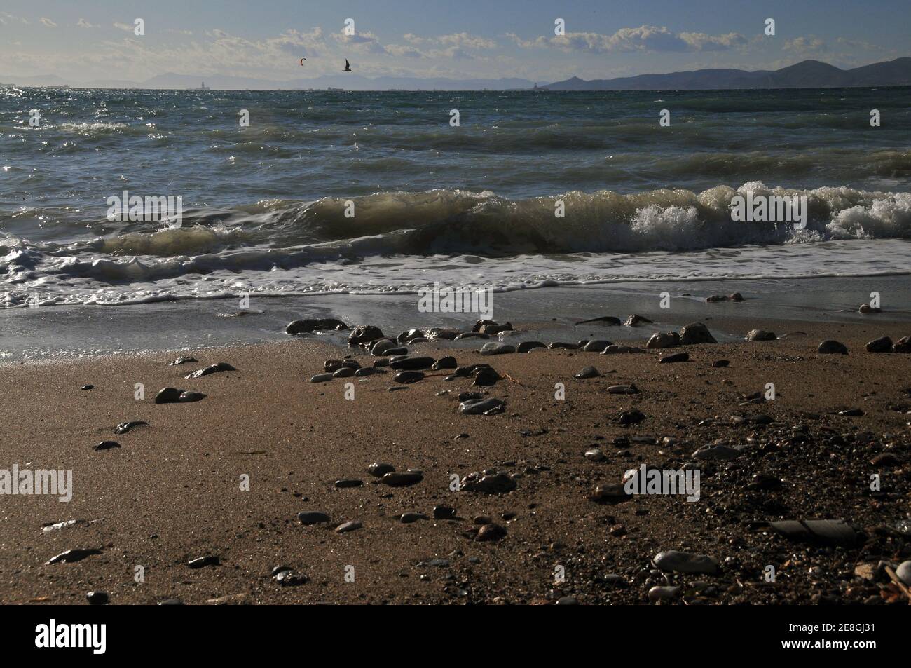 Blick von der Küste von Athen (Palaio Faliro Vorort), Griechenland, an einem hellen und windigen Tag. Stockfoto