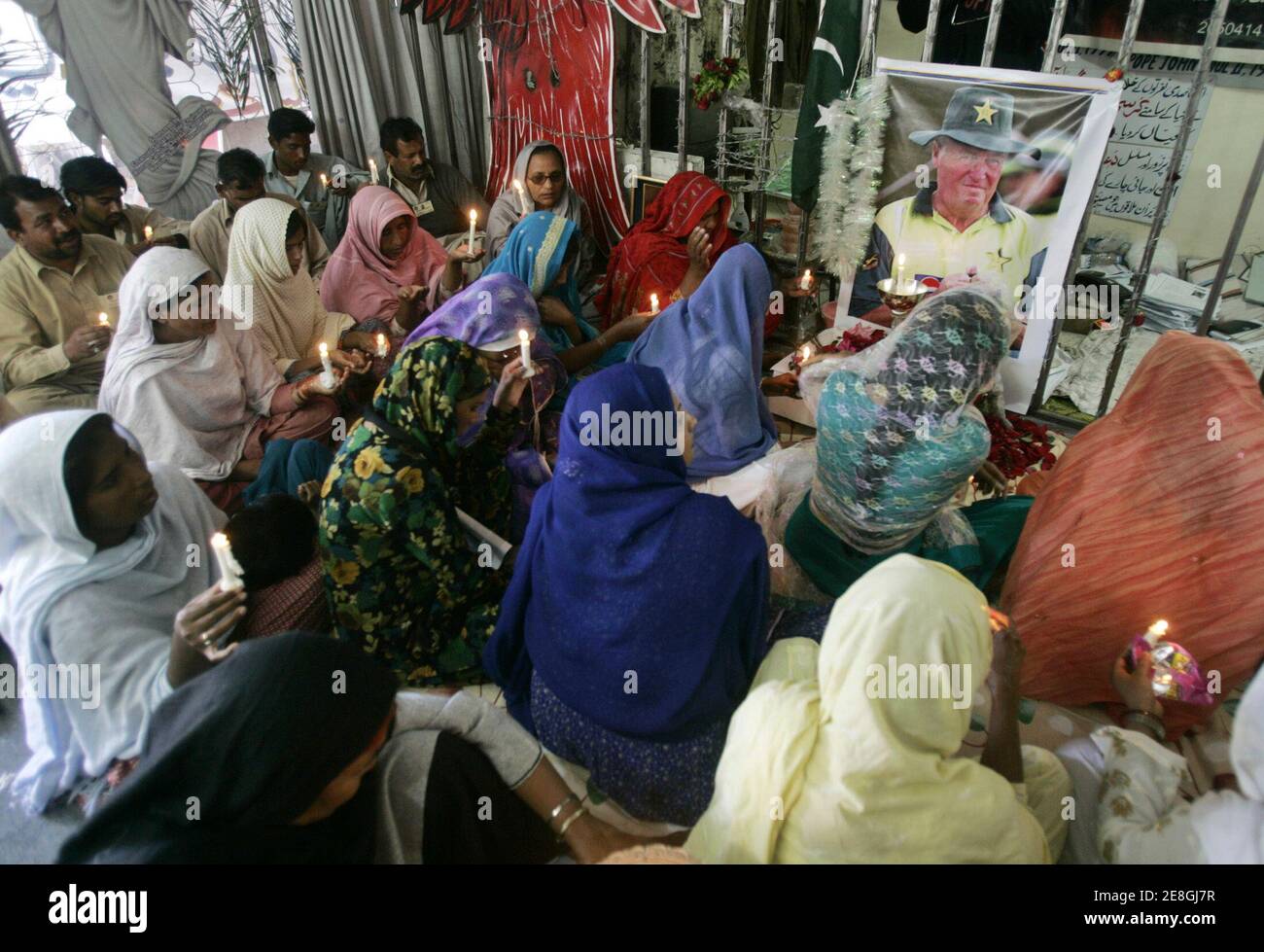 Pakistanische christlichen Friedensaktivisten beten während einer Trauerfeier für Cricket coach Bob Woolmer in Islamabad 2. April 2007. Woolmer hat seine unbestreitbaren Druck auf Pakistan Cricket hinterlassen und wird nie vergessen werden, von den Spielern, sagte Pakistan Kapitän Inzamam-Ul-Haq bei einer Trauerfeier am Sonntag.   REUTERS/Faisal Mahmood (PAKISTAN) Stockfoto