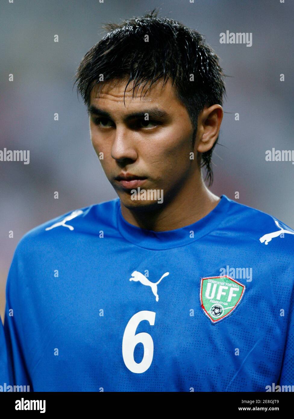 Usbekistans Anzur Ismailov ist während das Freundschaftsspiel mit der Republik Korea in Seoul im Seoul World Cup Stadium 5. Juli 2007 gesehen.  REUTERS/Jo Yong-Hak (Südkorea) Stockfoto