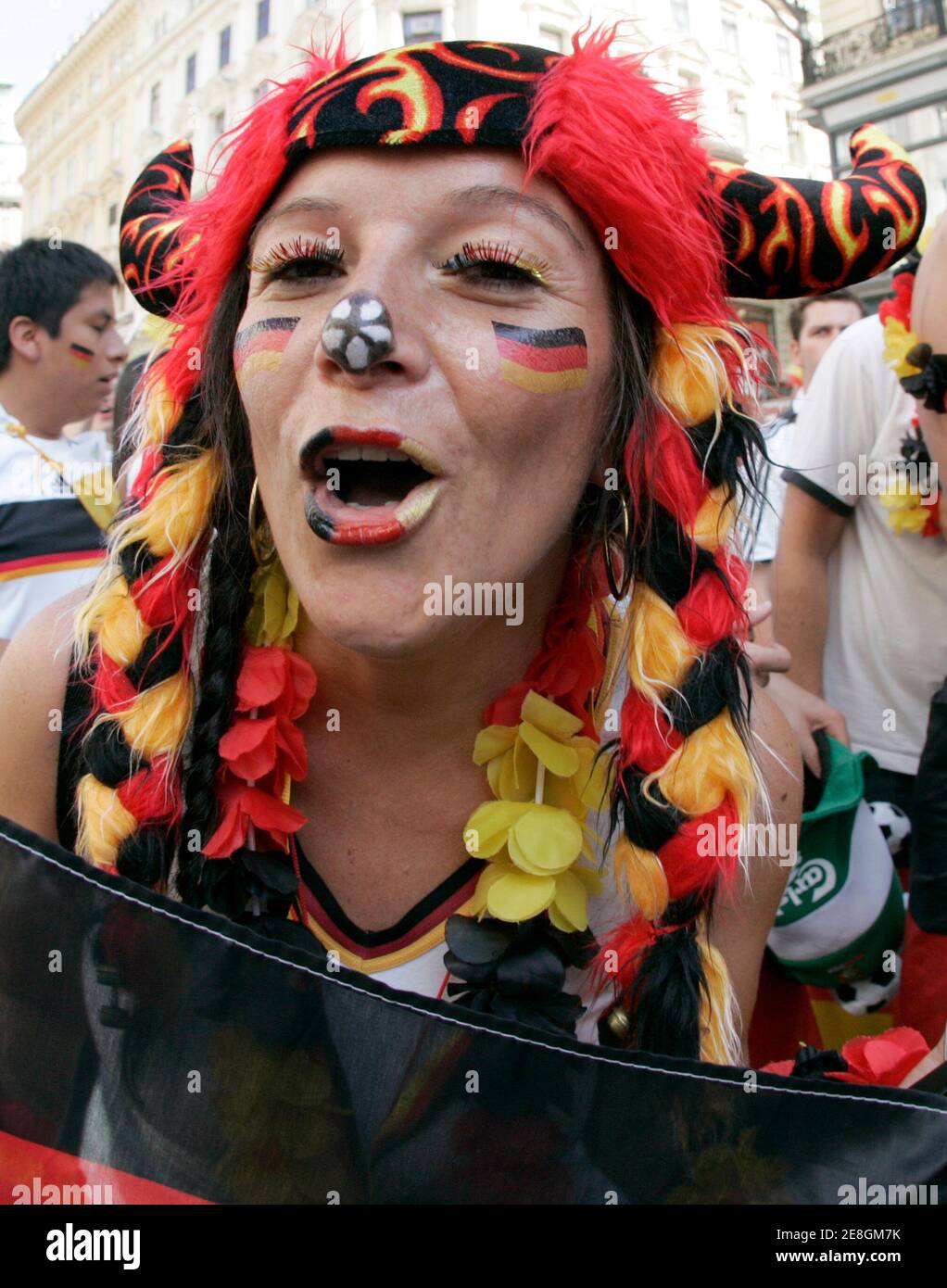 Deutsche Fans feiern am Wiener Graben Platz vor der Euro 2008 Finale Fußballspiel zwischen Spanien und Deutschland 29. Juni 2008.  REUTERS/Herwig Prammer (Österreich) Stockfoto