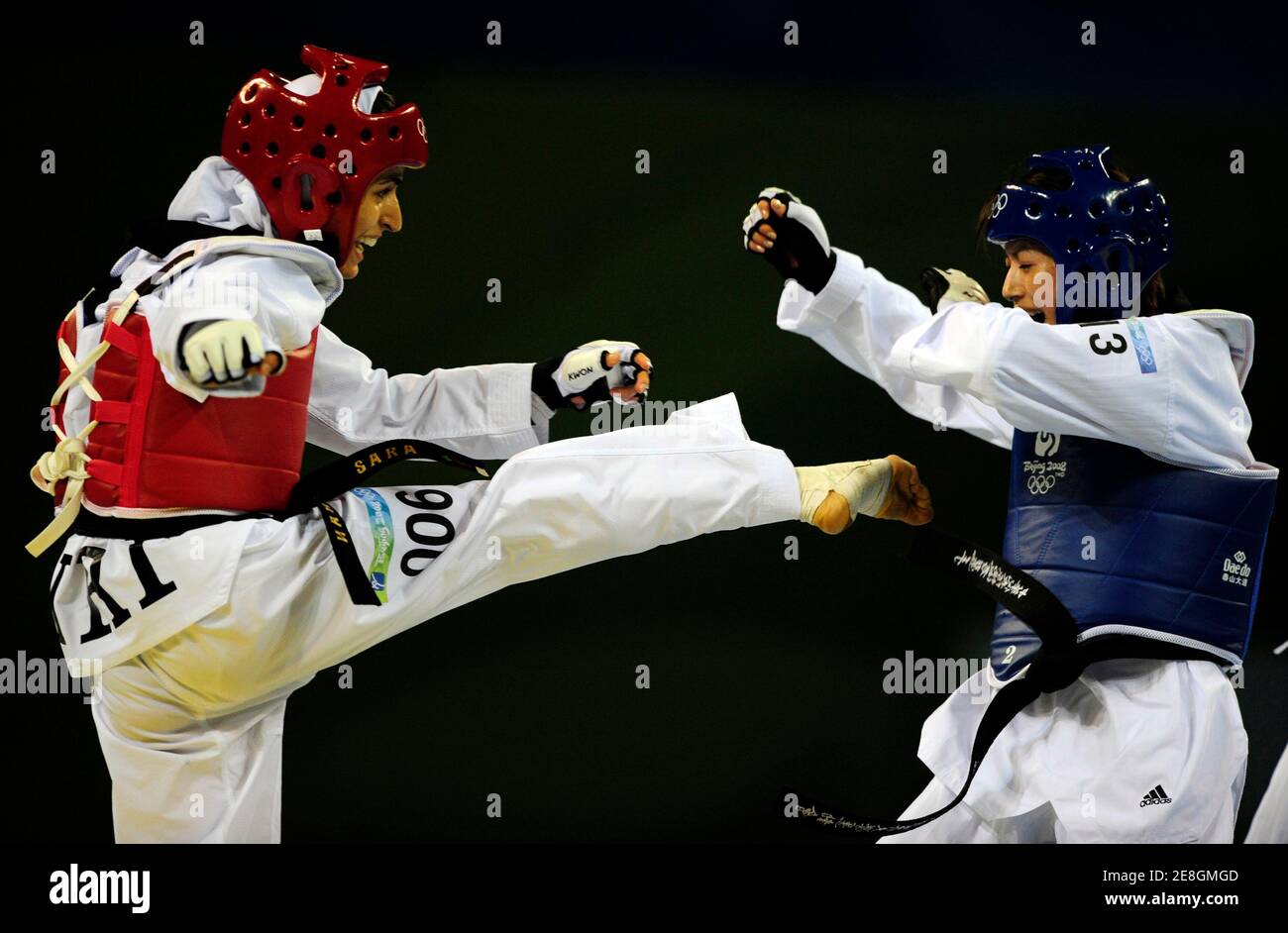 Yang Shu-Chun (blau) von Taiwan kämpft Sara Chosch Jamal der Iran während der Frauen bis 49 kg Taekwando Wettbewerb bei den Olympischen Spielen 2008 in Peking 20. August 2008.     REUTERS/Desmond Boylan (CHINA) Stockfoto