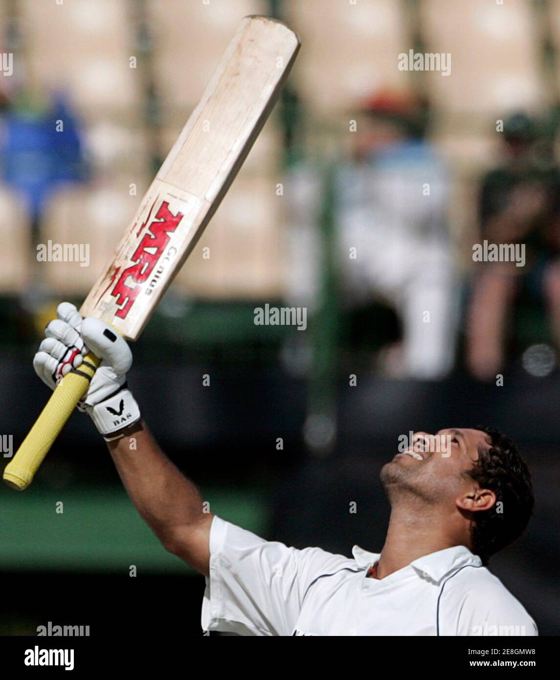 Indiens Sachin Tendulkar kümmert sich um den Himmel erreichen seines Jahrhunderts gegen Australien am ersten Tag von ihrer vierten und letzten Test-Cricket-Match bei Adelaide Oval 24. Januar 2008. REUTERS / Willen Burgess (Australien) Stockfoto