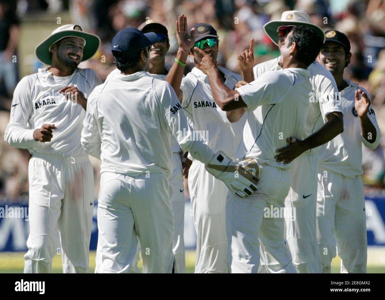 Indiens Irfan Pathan (3. R) ist zusammen mit Teamkollegen, wie sie die Entlassung von Australiens Brett Lee während des vierten Tages der ihre vierte und letzte Test-Cricket-Match bei der Adelaide Oval 27. Januar 2008 feiern. REUTERS / Willen Burgess (Australien) Stockfoto