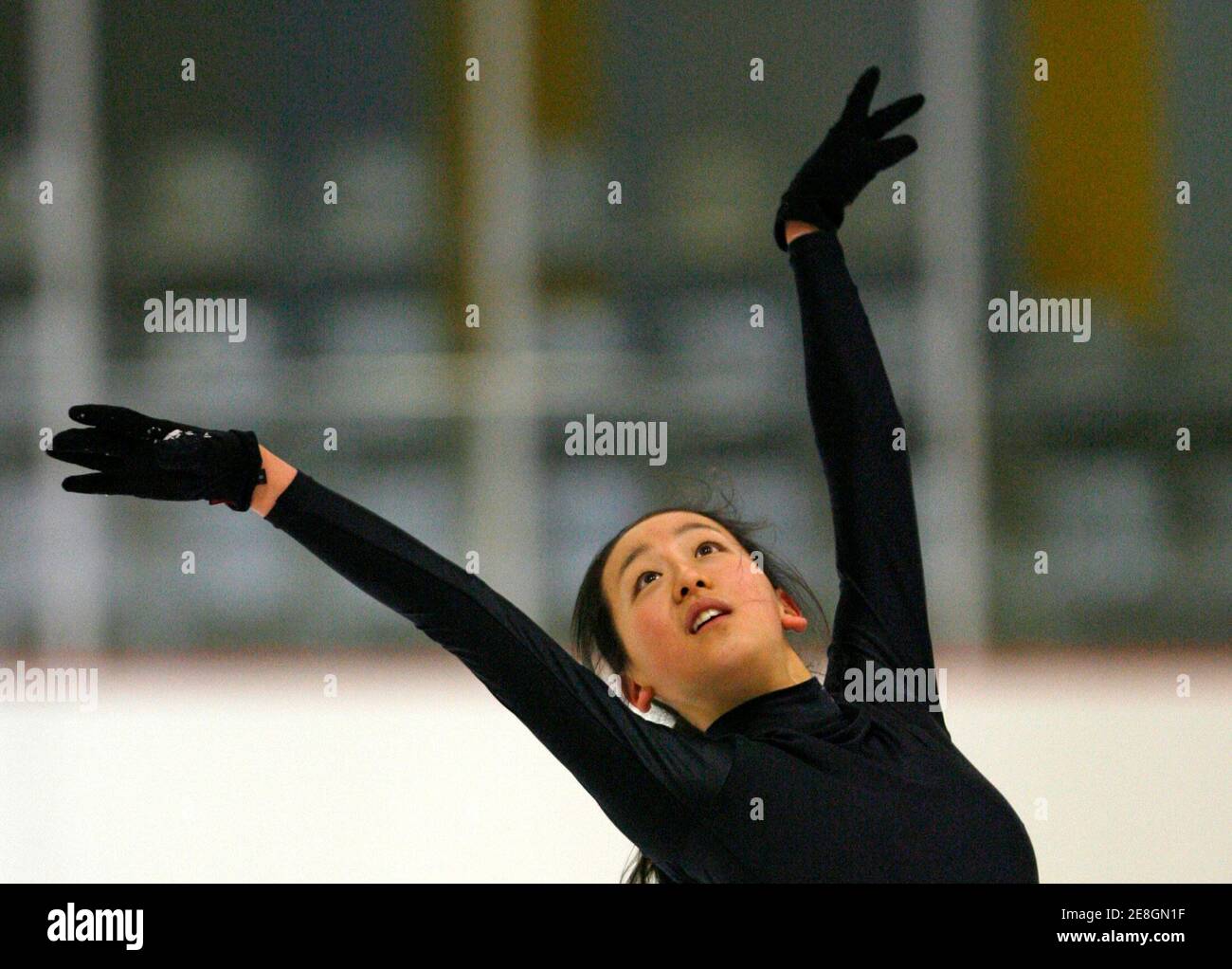 Japans Mao Asada übt während einer Trainingseinheit vor der ISU Four Continents Figure Skating Championships in Goyang, nordwestlich von Seoul, am 13. Februar 2008. REUTERS/Jo Yong-Hak (SÜDKOREA) Stockfoto