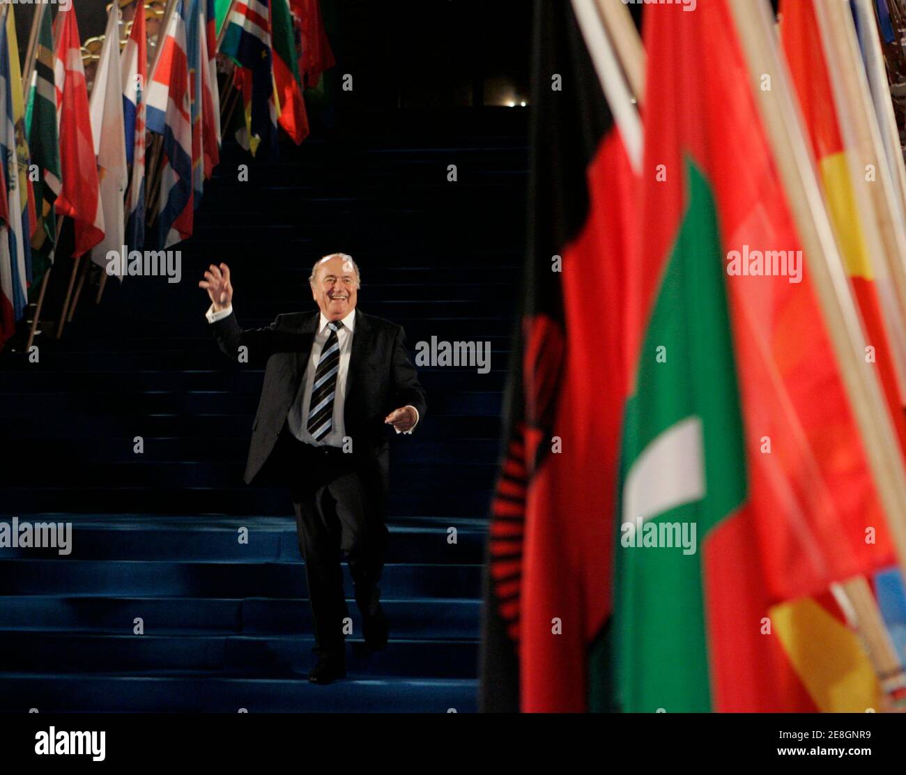 FIFA-Präsident Sepp Blatter winkt den Medien zu, nachdem er die Eröffnungszeremonie des 58. FIFA-Kongresses im Opernhaus von Sydney am 29. Mai 2008 verlassen hat. REUTERS/will Burgess (AUSTRALIEN) Stockfoto