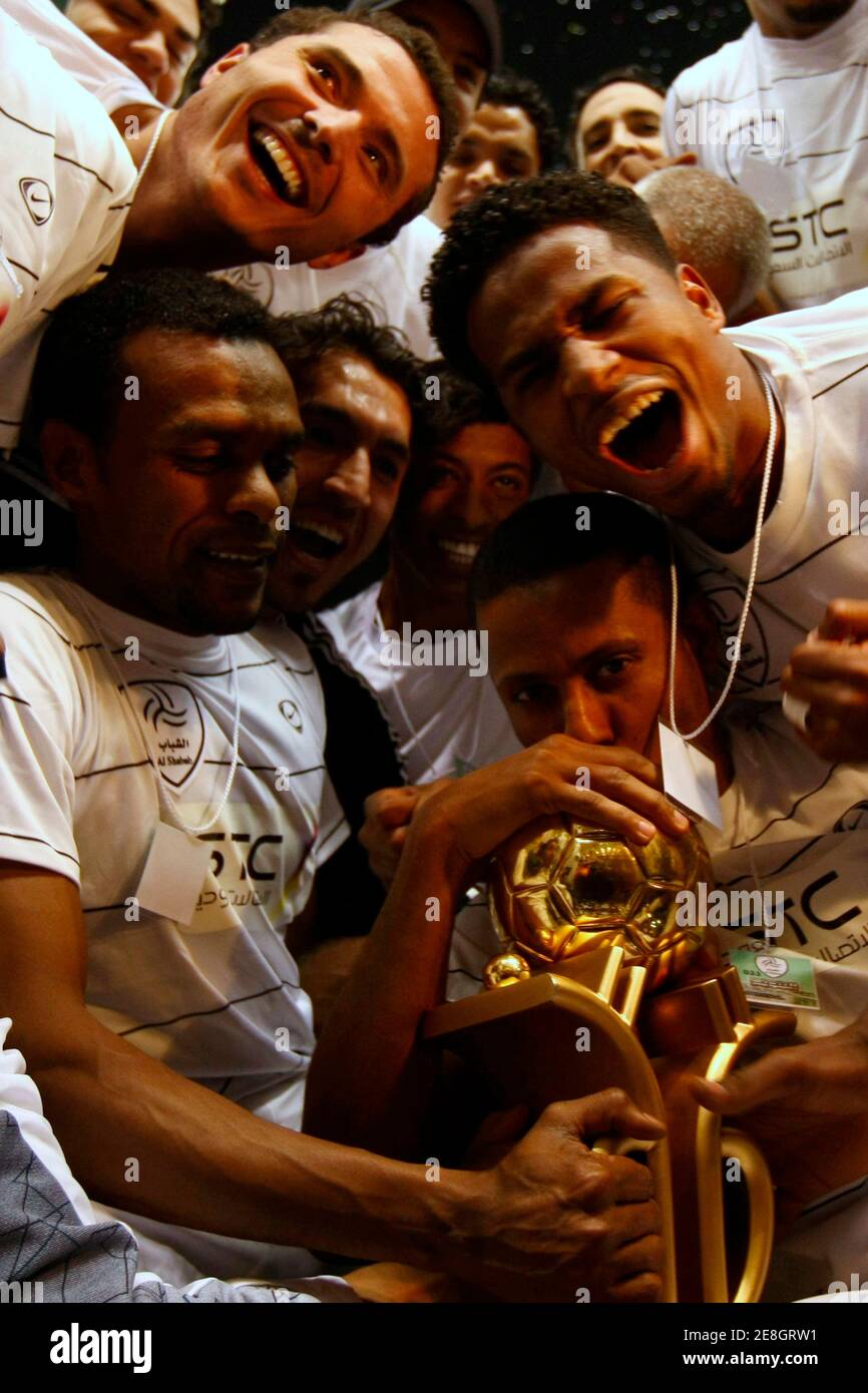 Al Shabab Spieler stellen mit dem saudischen Prinz Faisal Bin Fahad Cup nach ihrem Sieg über Al Nasr in das letzte Fußballspiel in Riad 14. März 2009. REUTERS/Fahad Shadeed (Saudi-Arabien-SPORT-Fußball) Stockfoto