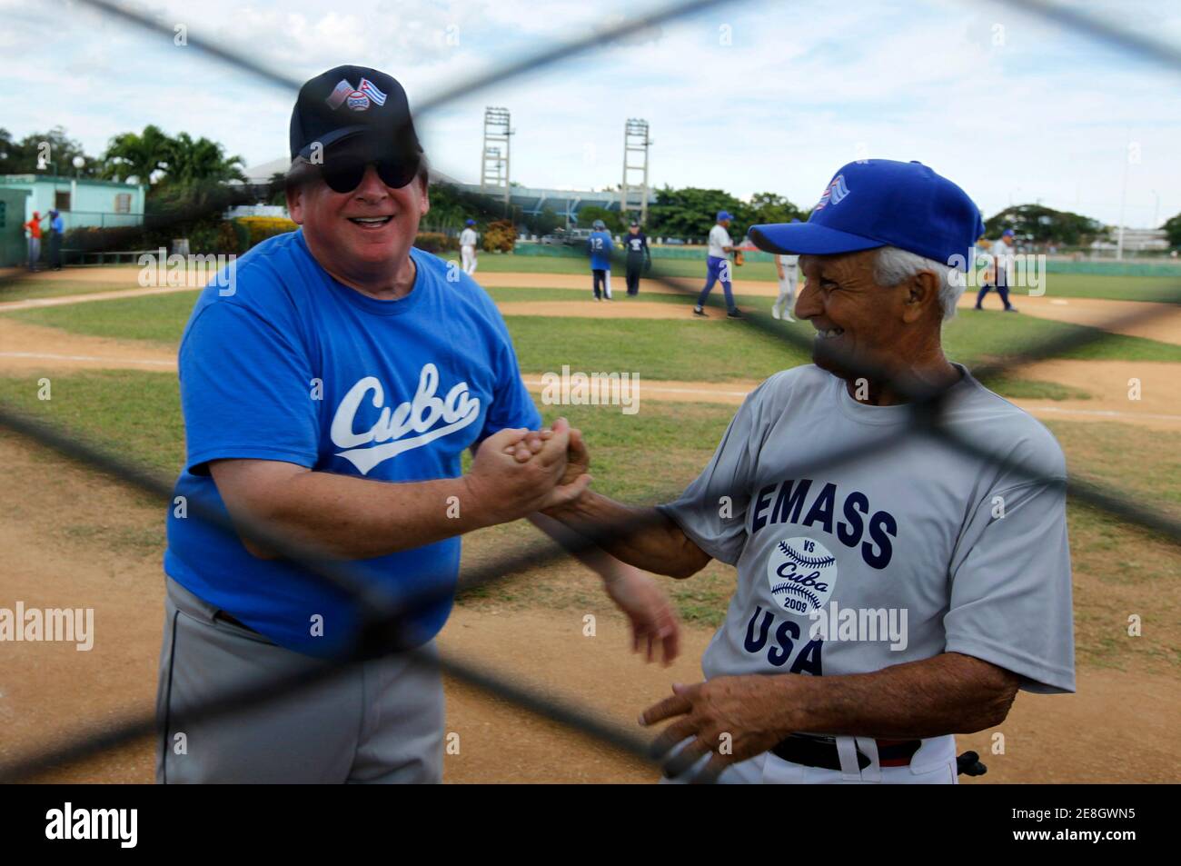 Kubanische Shortstop Aurelio "Yeyo" Torres und Jim Kurland von US (L) grüßt einander nach ihrer Serie von spielen, die dauerte fünf Tage in Havanna 20. November 2009. Es gab Umarmungen und Händeschütteln aller Teams der USA und Kuba Senioren eine "Freundschaft"-Turnier endete, die sie hoffen würde ein Vorbild für ihre jeweiligen Regierungen.  REUTERS/Desmond Boylan (Kuba-Politik-SPORT-SOFTBALL) Stockfoto
