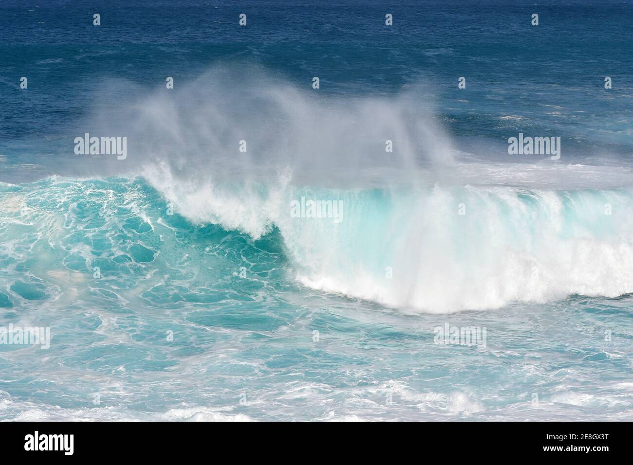 Wunderschöne hohe Meereswellen. Eine Welle bricht. Stockfoto