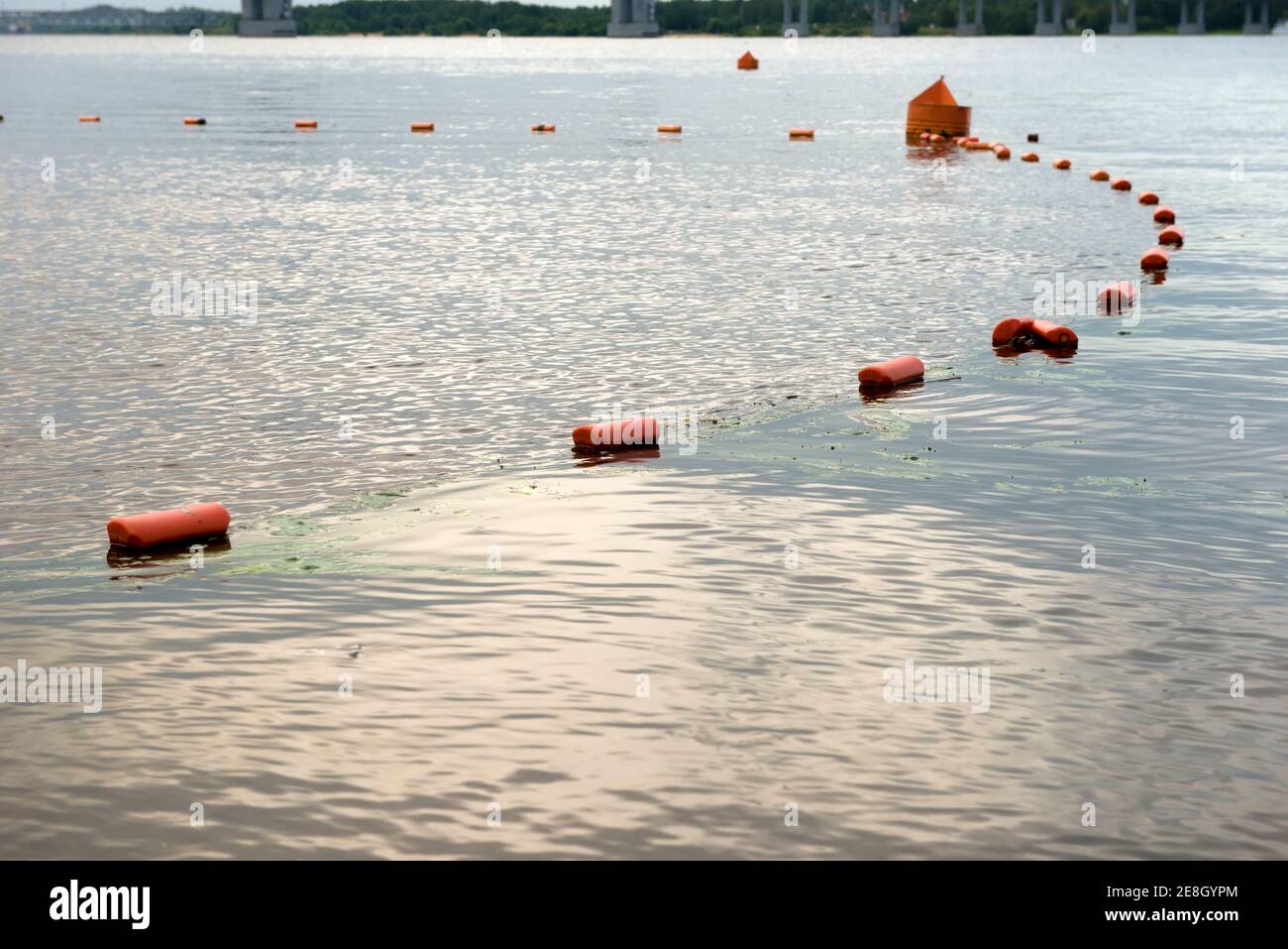 Bojen säumen den sicheren Schwimmbereich Stockfoto