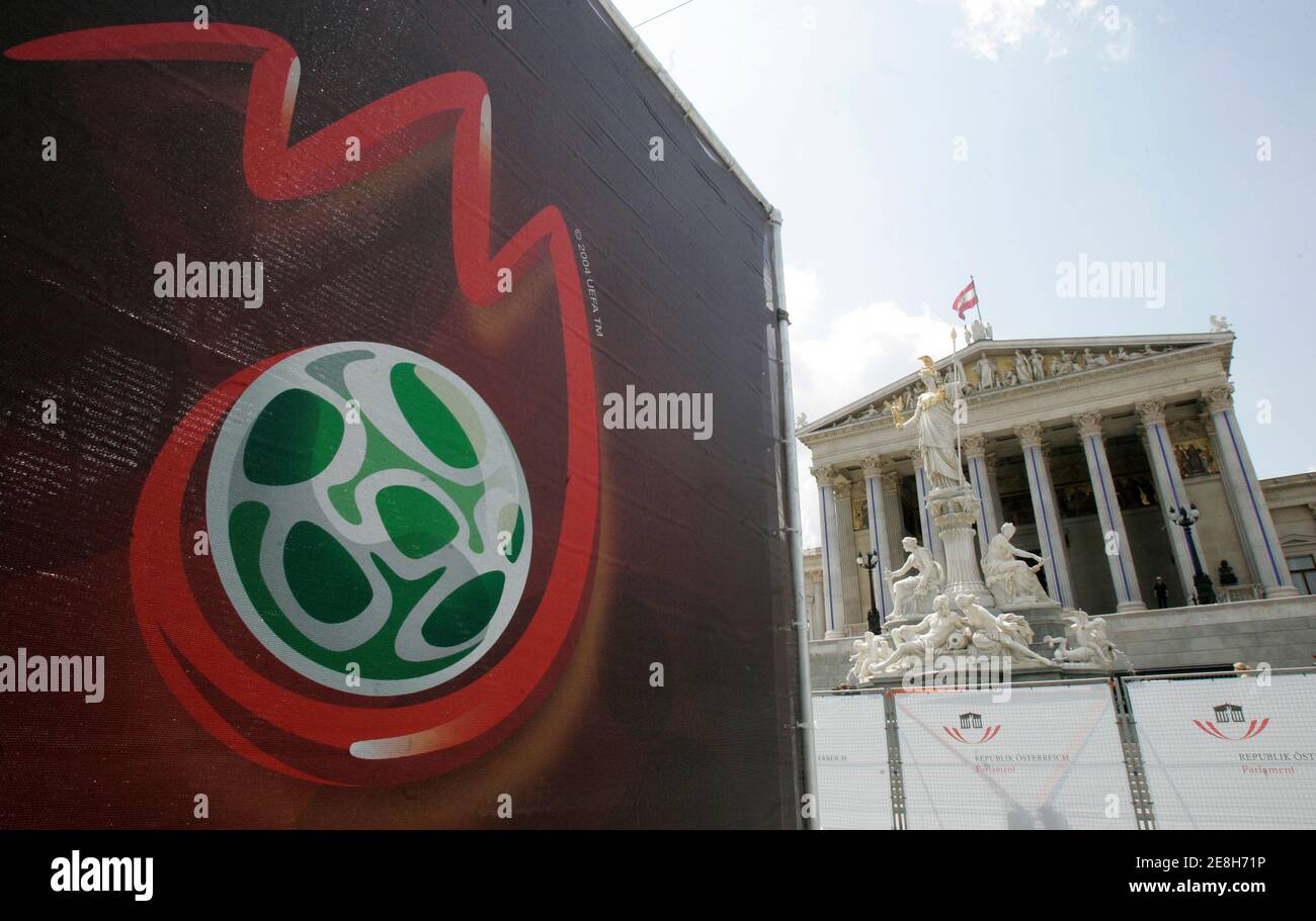 Das österreichische Parlament sieht man hinter einem EURO 2008 Logo in der offiziellen Fanzone in Wien 6. Juni 2008. (EURO 2008 VORSCHAU) REUTERS/Herwig Prammer (Österreich) Stockfoto