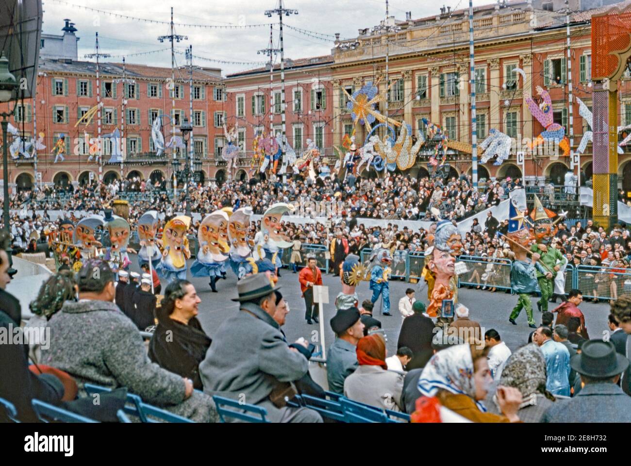 Der bunte Nizza Karneval in Nizza, Frankreich, 8. Februar 1959 – der Winterkarneval ist neben dem Karneval in Rio und Venedig und dem Mardi Gras in New Orleans eines der größten Straßenereignisse der Welt. Es findet jährlich im Februar (manchmal Anfang März) in Nizza an der französischen Riviera statt. Hier tragen die Menschen riesige ‘man im Mond’ Kostüme. Stockfoto