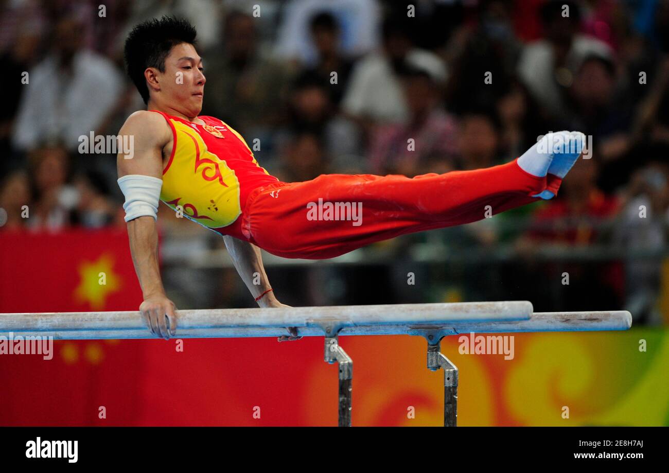 Li Xiaopeng China konkurriert in der Gymnastik Herren Barren bei der Beijing 2008 Olympischen Spiele August 19, 2008.     REUTERS/Desmond Boylan (CHINA) Stockfoto