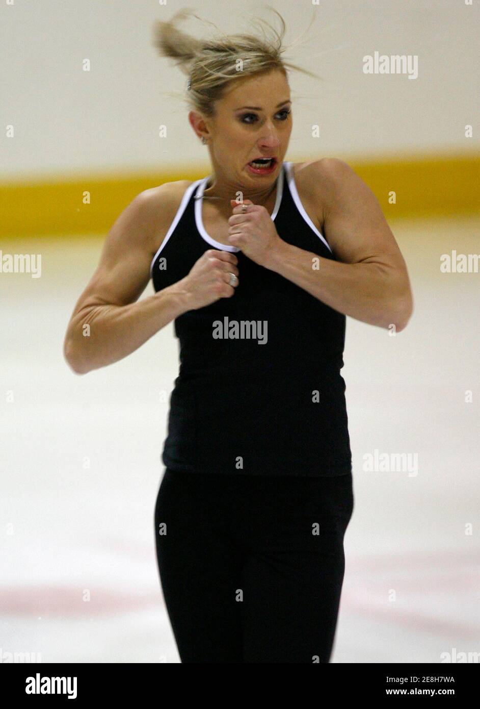 Kanadas Joannie Rochette übt während eines Trainings vor der ISU Four Continents Figure Skating Championships 2008 in Goyang, etwa 20 km (12 Meilen) nordwestlich von Seoul, am 12. Februar 2008. REUTERS/Jo Yong-Hak (SÜDKOREA) Stockfoto