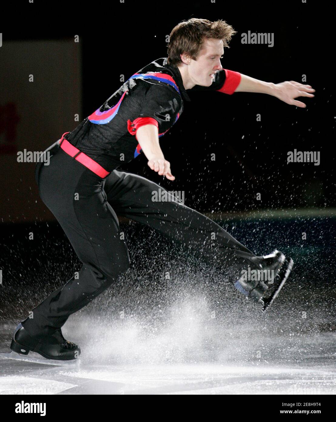 Jeremy Abbott aus den USA tritt während der Galaausstellung zum ISU Grand Prix of Figure Skating Final in Goyang bei Seoul am 14. Dezember 2008 auf. REUTERS/Jo Yong-Hak (SÜDKOREA) Stockfoto