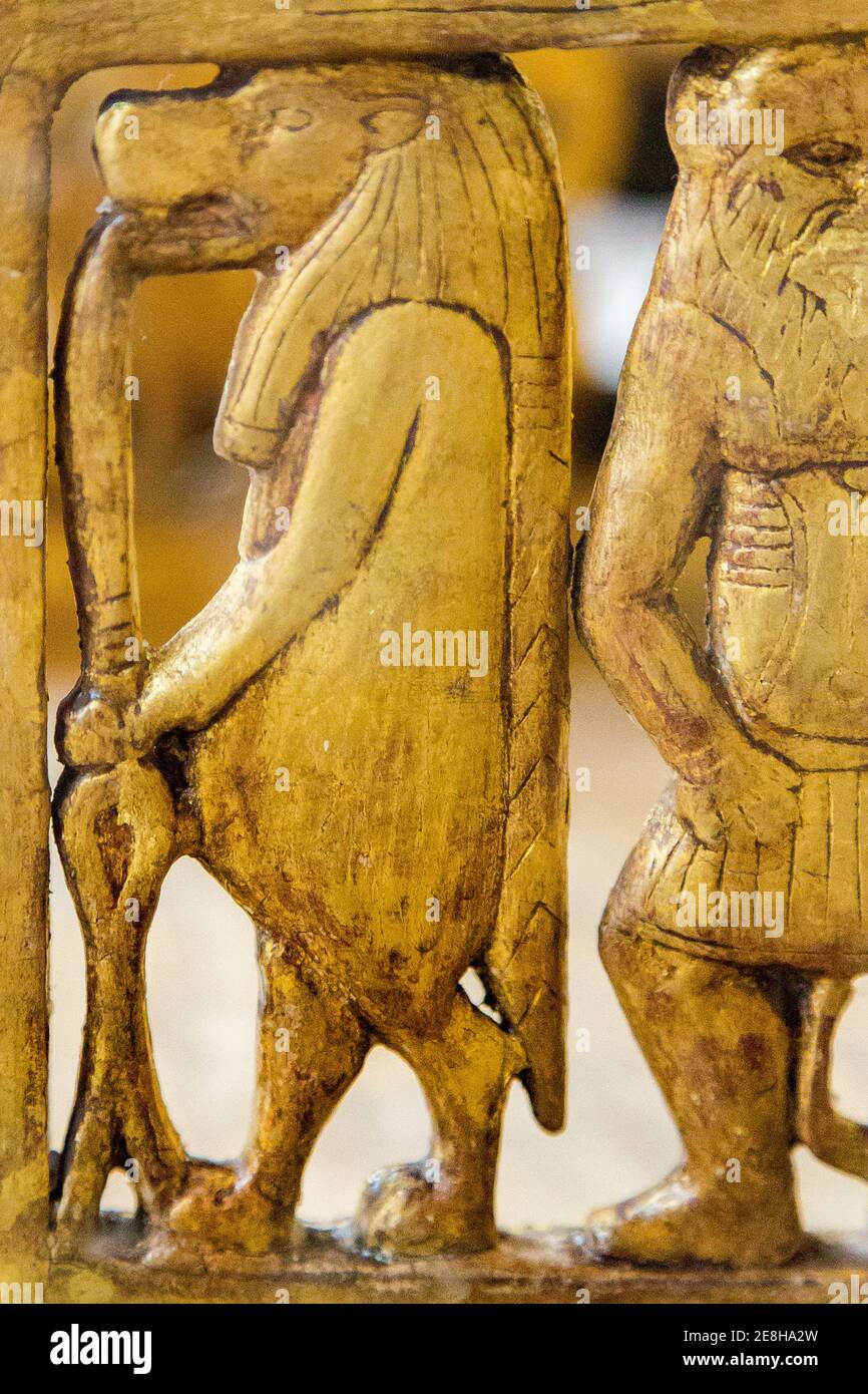Ägypten, Kairo, Ägyptisches Museum, aus dem Grab von Yuya und Thuya in Luxor : Detail eines Holzstuhls, Göttin Taouret als Nilpferd. Stockfoto