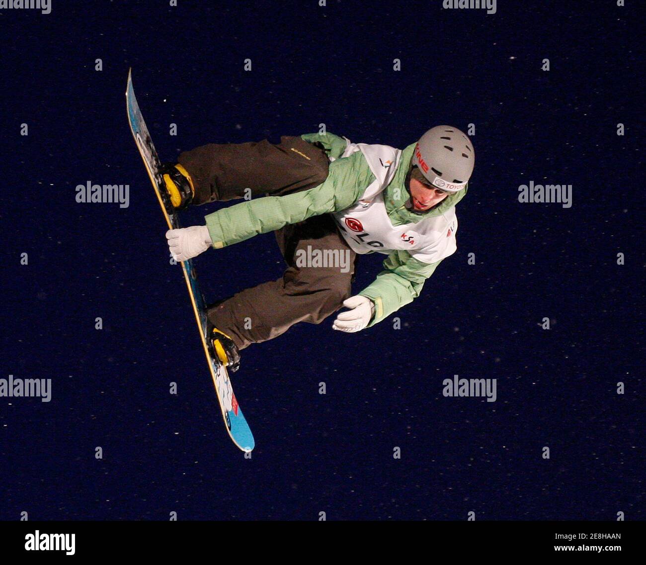 Markku Koski Finnlands springt während der Männer big Air final bei der FIS Snowboard WM in Hoengseong, östlich von Seoul, 24. Januar 2009. Koski gewann die Goldmedaille.  REUTERS/Jo Yong-Hak (Südkorea) Stockfoto