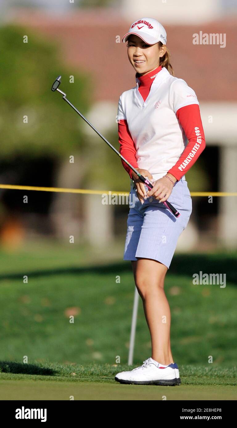 Momoko Ueda von Japan, reagiert, nachdem sie das erste Loch im Drittel birdies Runde spielen der LPGA Kraft Nabisco Women Golf-Meisterschaft in Rancho Mirage, Kalifornien 3. April 2010.  REUTERS/Gus Ruelas (Vereinigte Staaten - Tags: SPORT-GOLF) Stockfoto