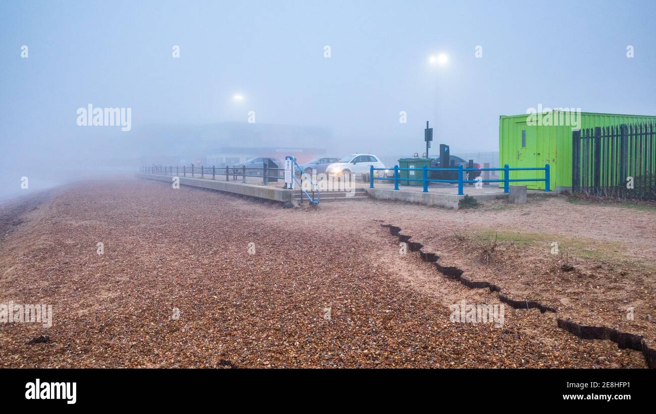 Misty Seaside Car Park UK - Foggy Seaside Scene UK. Kiesstrand und Parkplatz am Meer im Winternebel. Felixstowe UK. Stockfoto