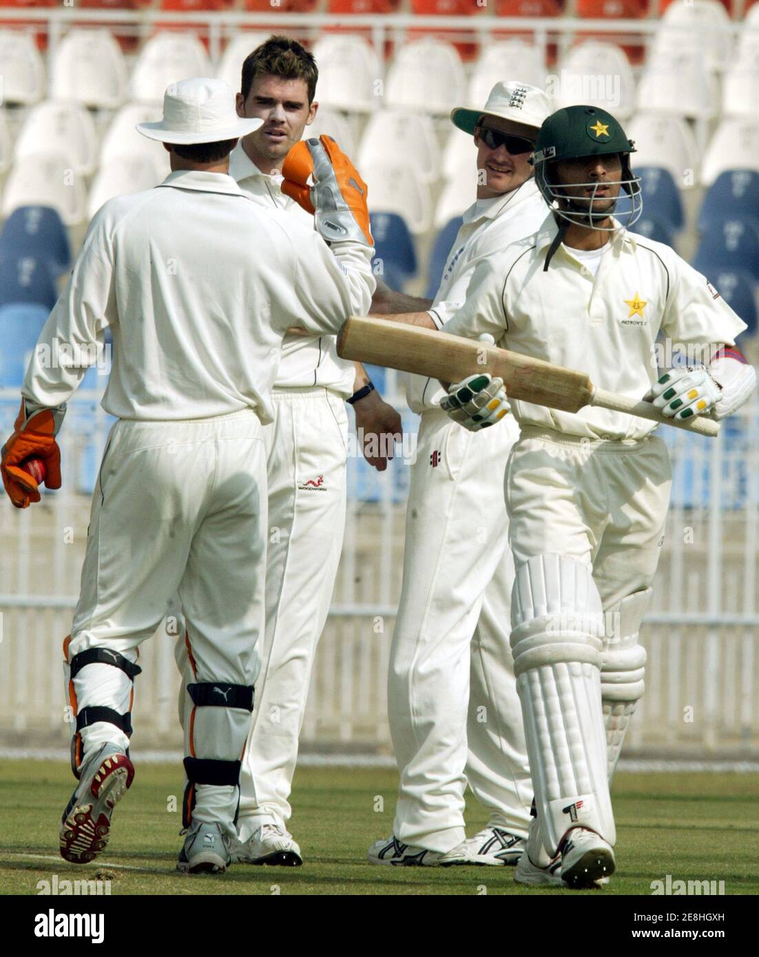 Englands James Anderson (2.-L) feiert mit Wicketkeeper Geraint Jones (L) und Kevin Pietersen (2.-R), nach der Einnahme Wicket von Pakistan Cricket Board (PCB) Patron Xis Yasir Hameed (R) am zweiten Tag einer dreitägigen Begegnung in Rawalpindi 1. November 2005 ist. REUTERS/Faisal Mahmood Stockfoto