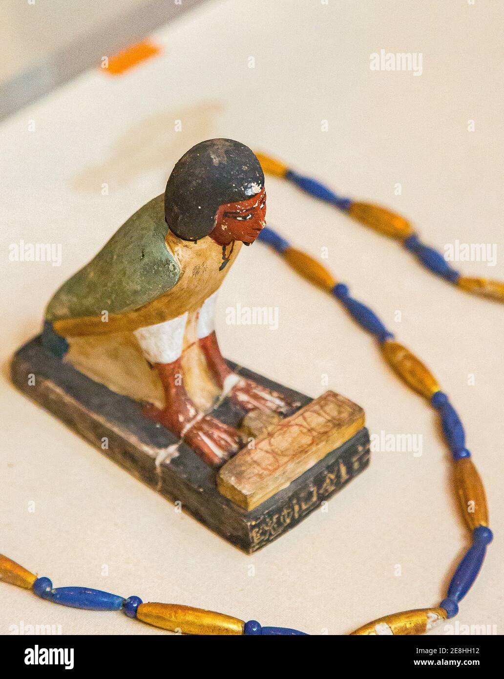 Kairo, Ägyptisches Museum, aus dem Grab von Yuya und Thuya in Luxor : Ba Vogel von Yuya, Kalkstein, mit einem Opfertisch in Form des Hotep-Schildes. Stockfoto