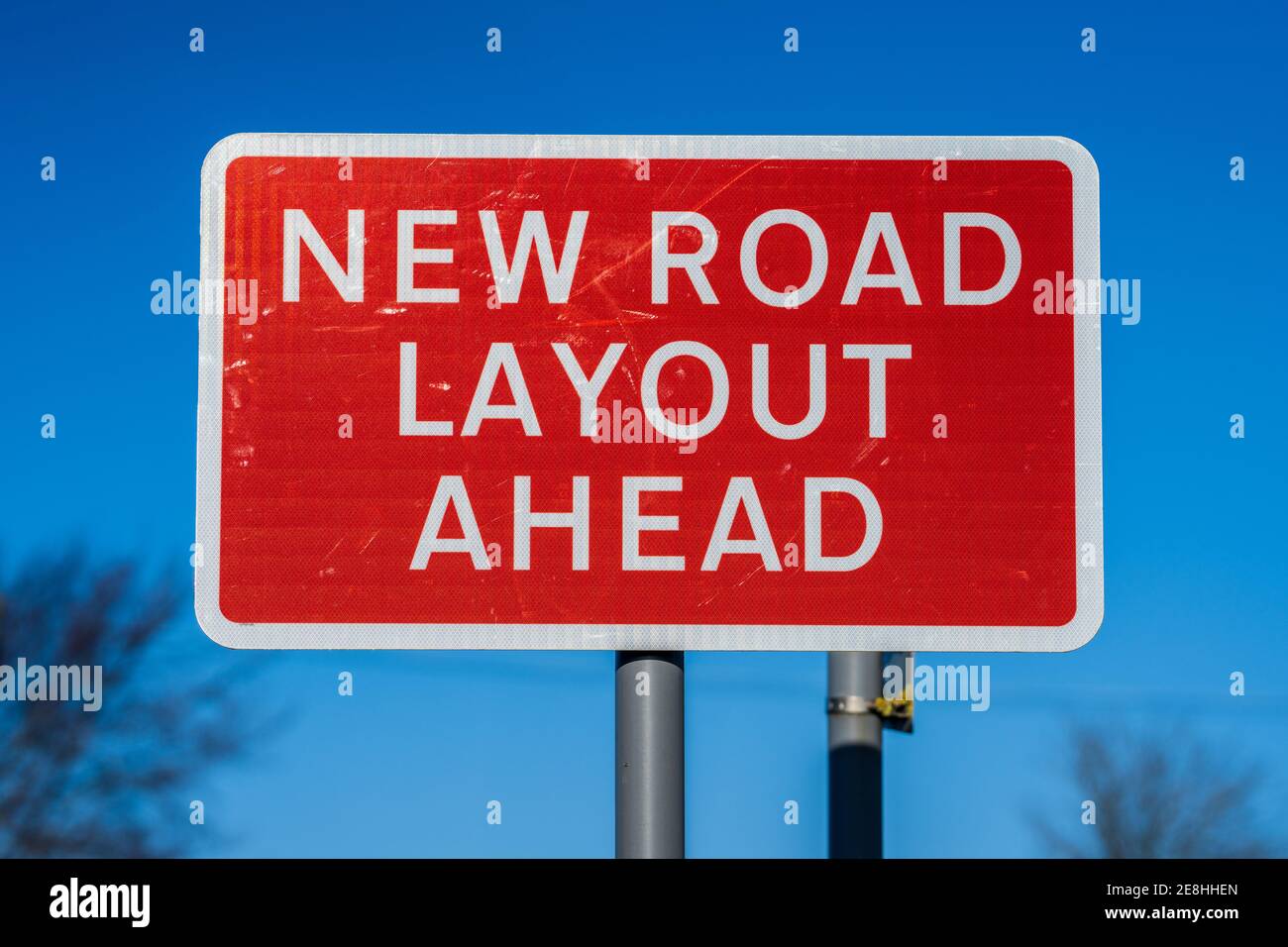 Neues Straßenlayoutschild. Rotes Schild mit Hinweis auf eine neue Straßenführung voraus. Stockfoto