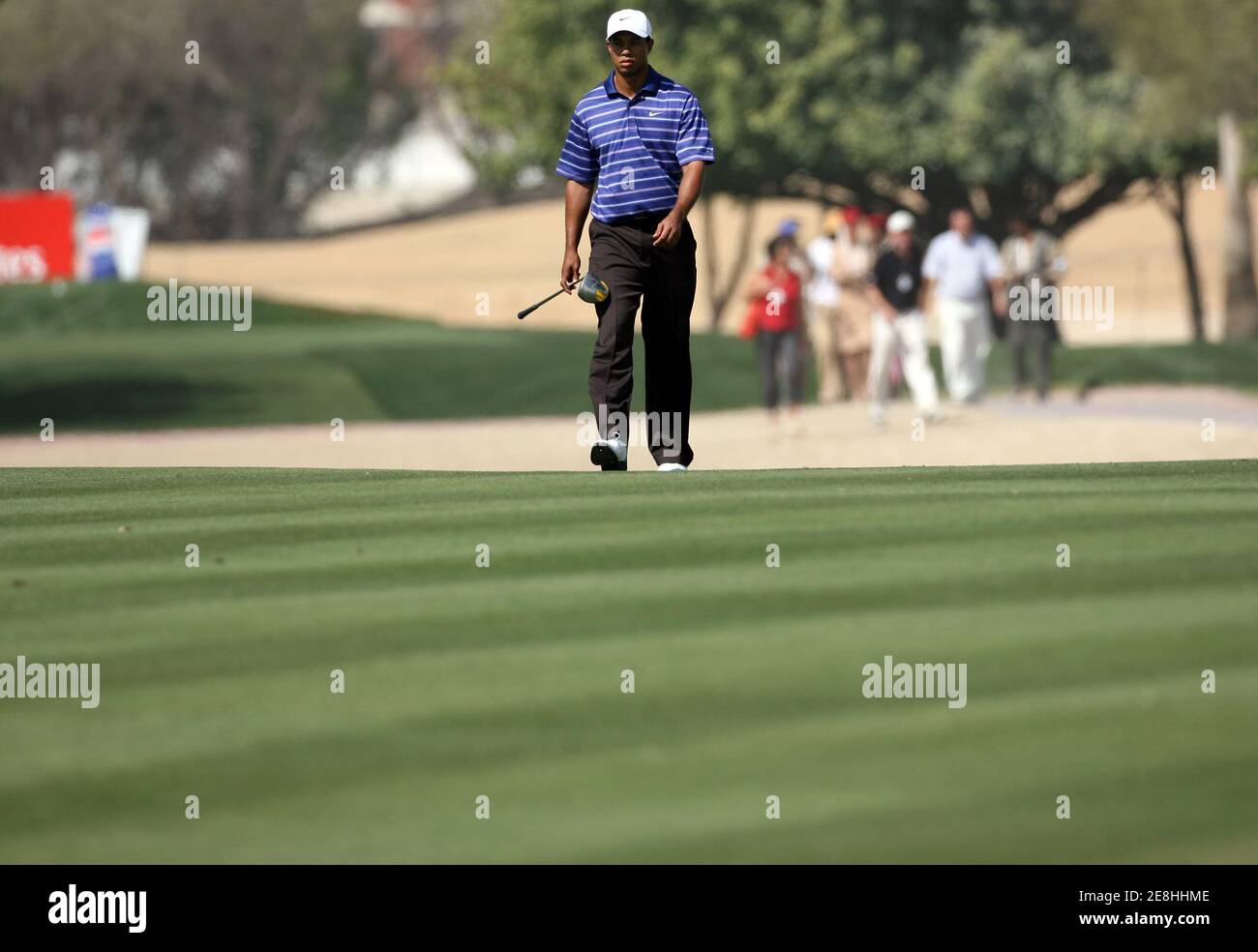 Tiger Woods der USA geht auf dem Fairway von Loch 3 während der dritten Runde der Dubai Desert Classic Golfturnier am 4. Februar 2006. REUTERS/Desmond Boylan Stockfoto