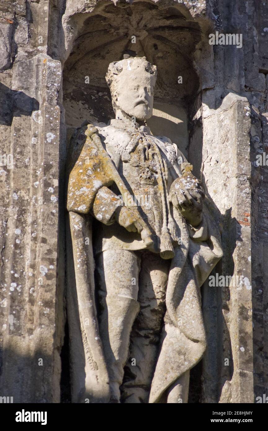 Steinstatue von König Edward VII in das mittelalterliche Nordtor zu Salisbury's Cathedral Close, Wiltshire eingefügt. Historische Statue, auf der öffentlichen Ausstellung OV Stockfoto
