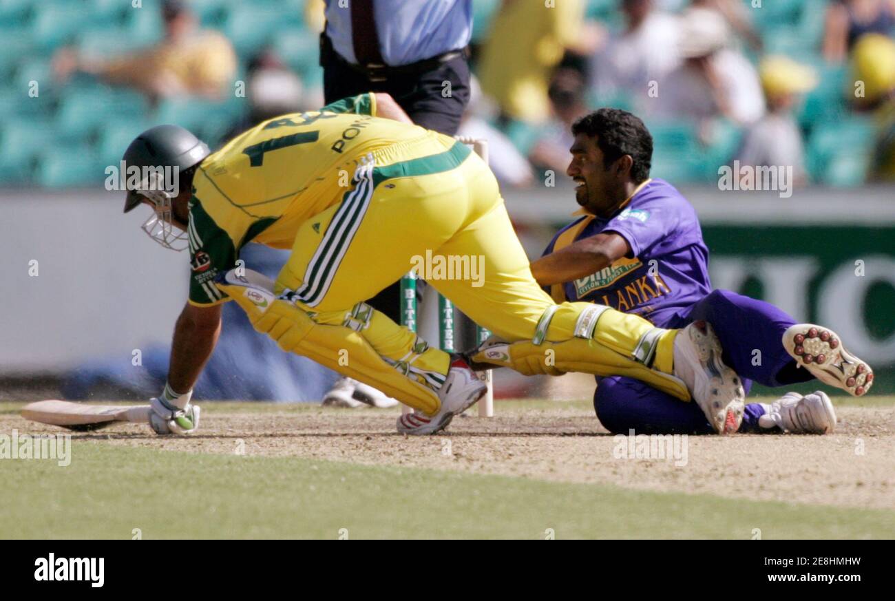 Australiens Kricket Kapitän Ricky Ponting (L) kollidiert mit Sri Lanka Muttiah Muralitharan (R), die beide Australiens Andrew Symonds Laufwerk während ihrer zweiten begrenzte Overs eintägigen final Cricket-Match in Sydney 12. Februar 2006 zu entziehen. Sri Lanka führen 1: 0. REUTERS / Willen Burgess Stockfoto