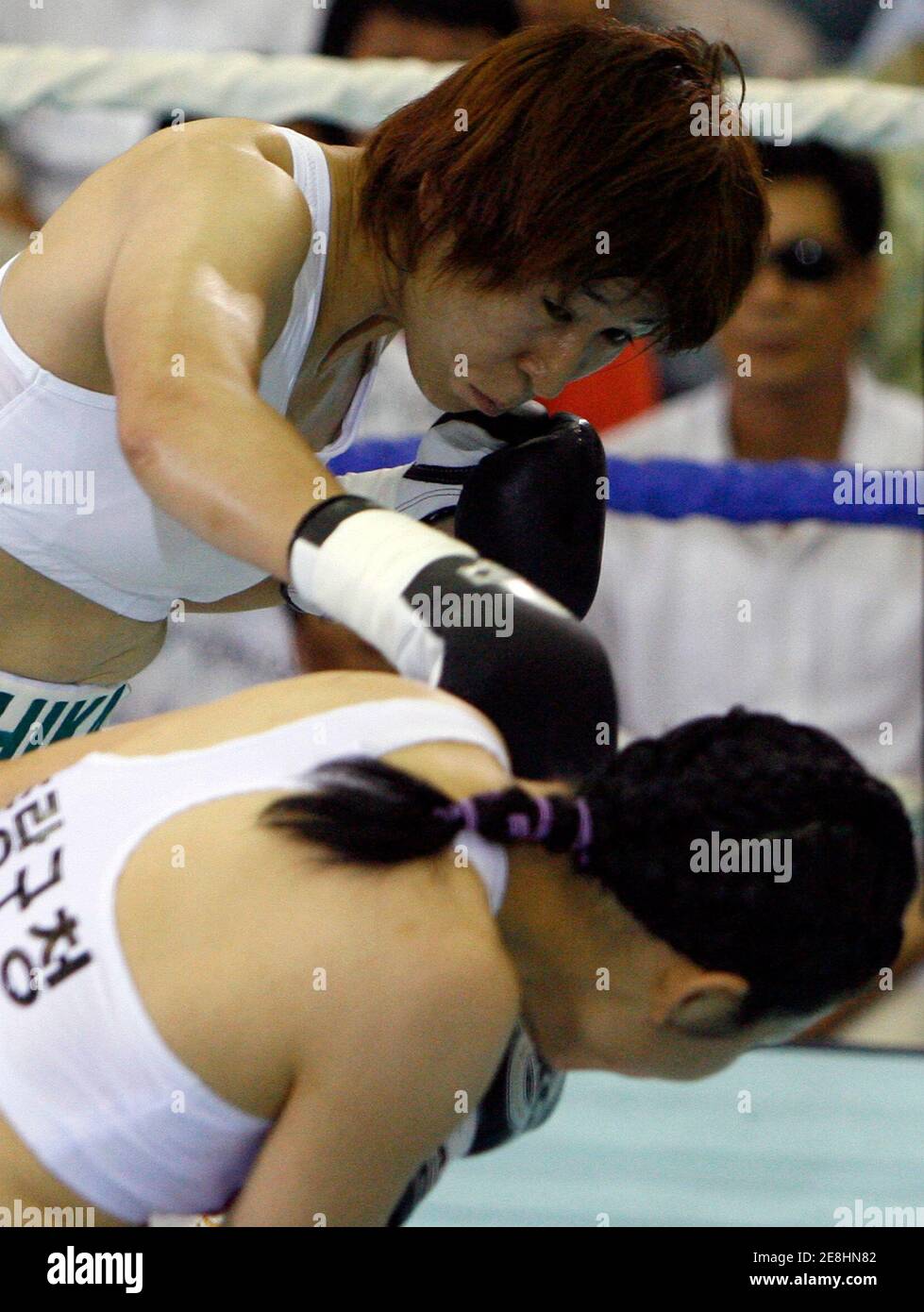 Herausforderer Chika Mizutani (oben) von Japan trifft IBFA junior leichte Weltmeister Woo Ji-Hye von Südkorea während ihrer IBFA junior lightweight Titel Boxkampf in Seoul 23. Juni 2007.  REUTERS/Jo Yong-Hak (Südkorea) Stockfoto